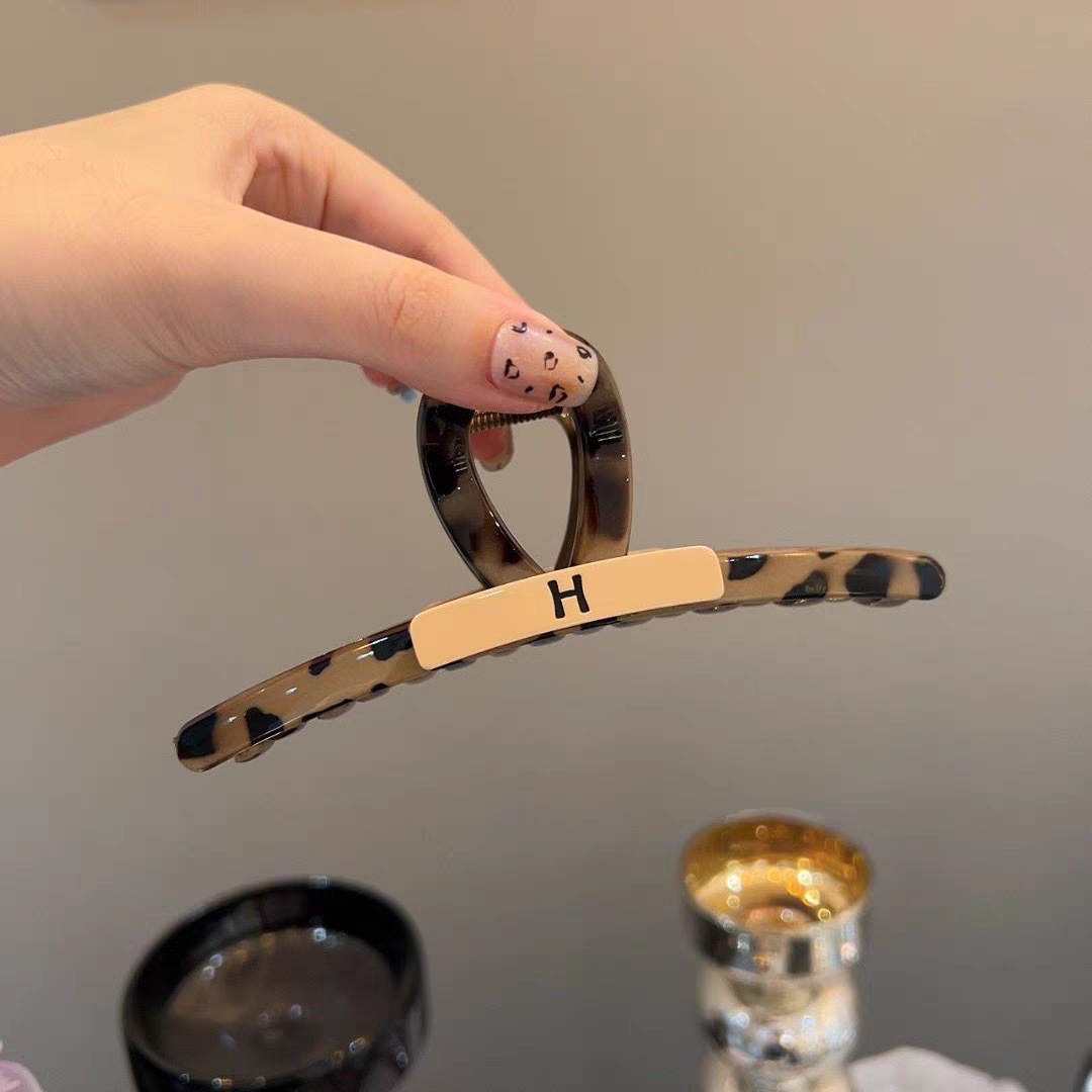 Early spring leopard print high-end shark large claw clip, H-letter contrasting color shark clip, full back of the head hair clip headwear Specification image