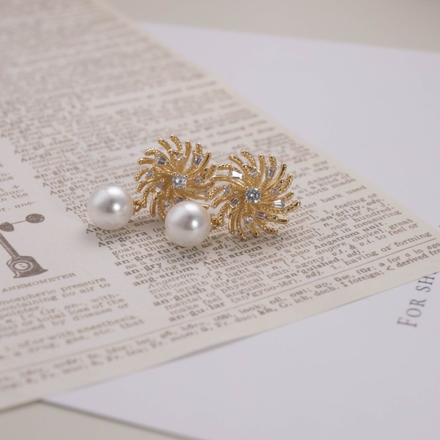Xuhui brand's new copper-plated real gold S925 silver needle freshwater pearl snowflake style commuter earrings exude a sense of high-end sophistication details Picture