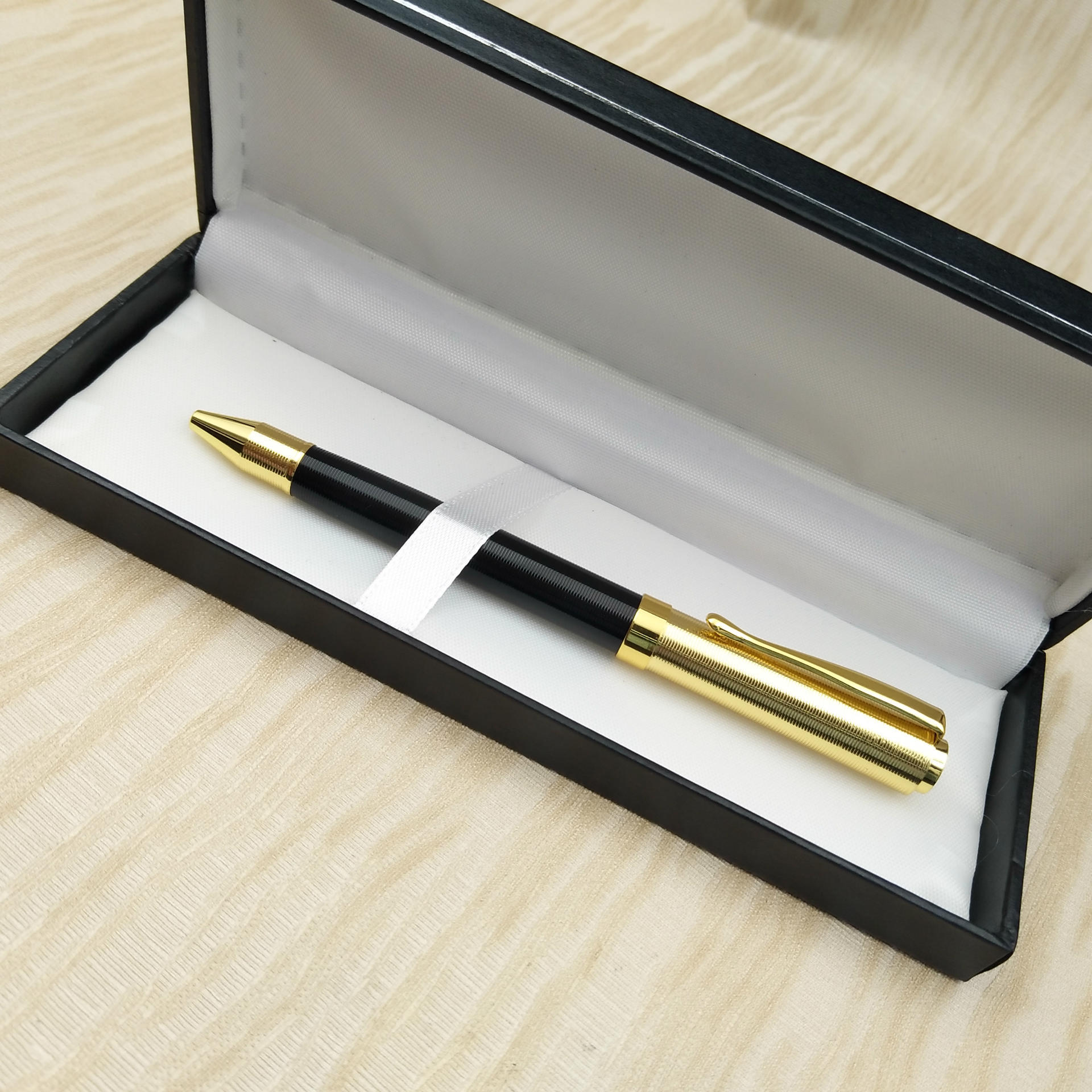 Brushed metal ballpoint pen, rotating metal ballpoint pen gift set pen Ballpoint pen Application Scenario