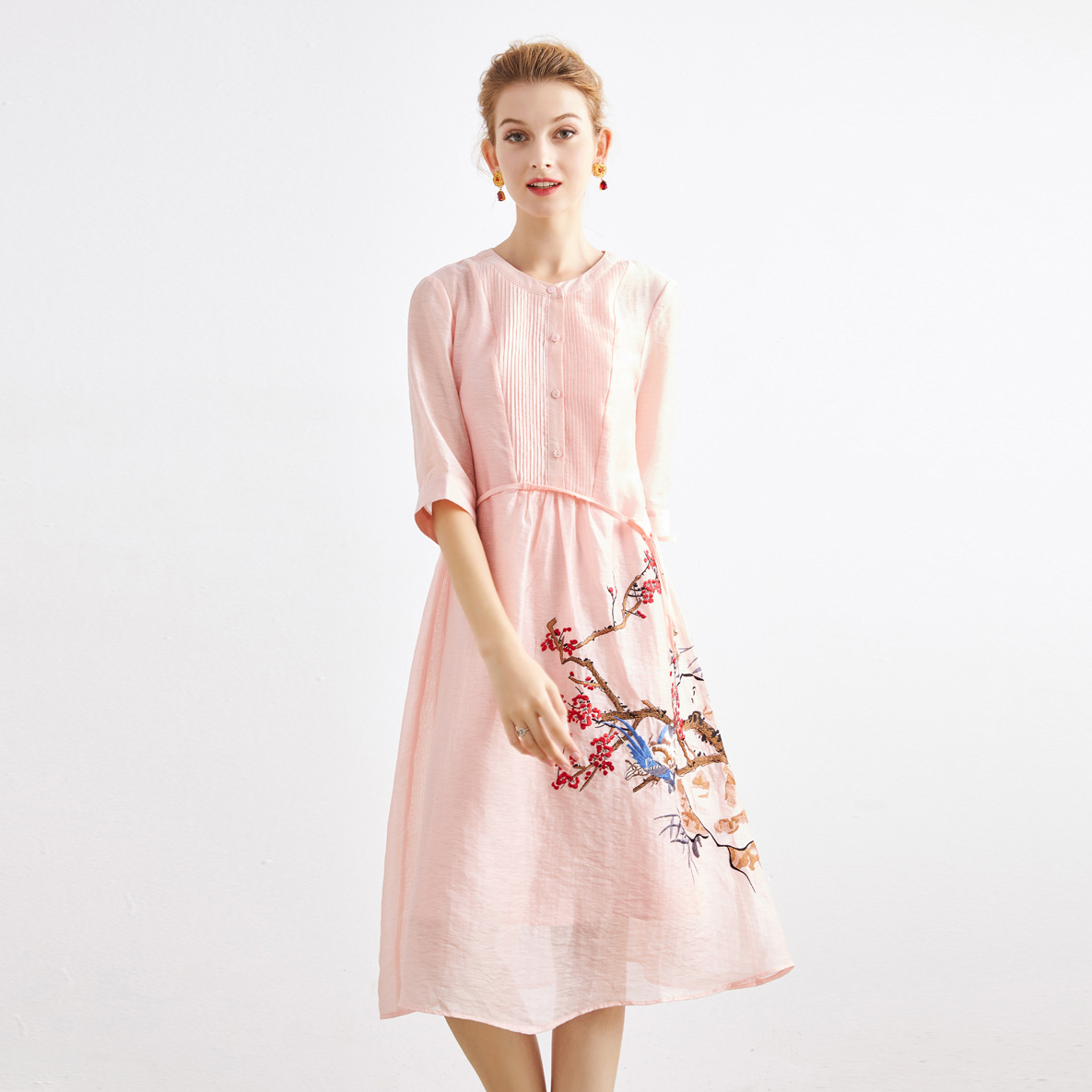 The new women's dress for Spring/Summer 2013 is a stylish and elegant cardigan with a round neck and embroidery. It is a silk and linen dress that goes well with women full figure