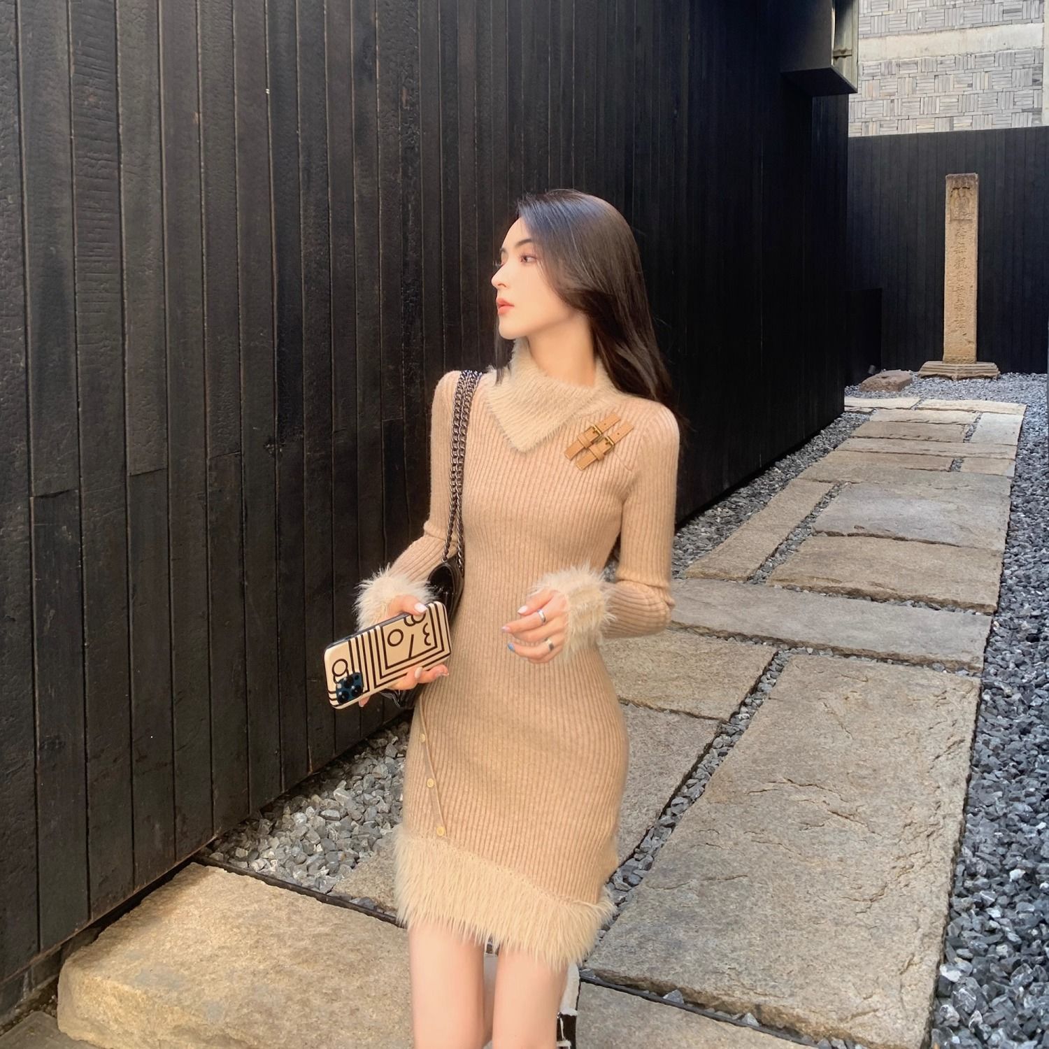 A knitted dress as a base for women to look slimmer and have a cinched waist in autumn and winter, exuding a sense of sophistication. For petite and delicate individuals, it's a stylish, hip-hugging sweater dress Specification image