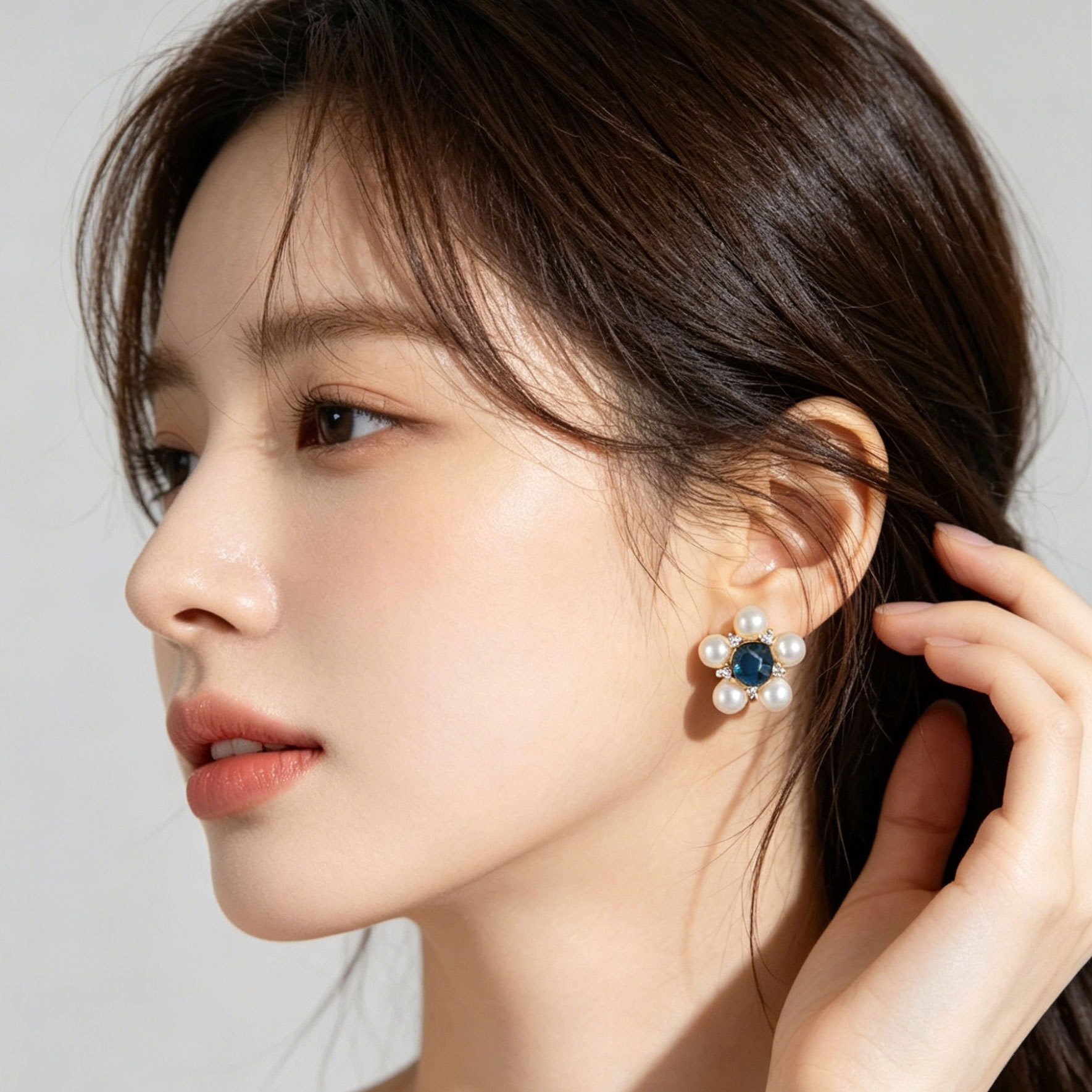 Original design French retro flower ear studs, copper alloy, real gold electroplated, S925 silver needle, fashionable and high-end earrings details Picture