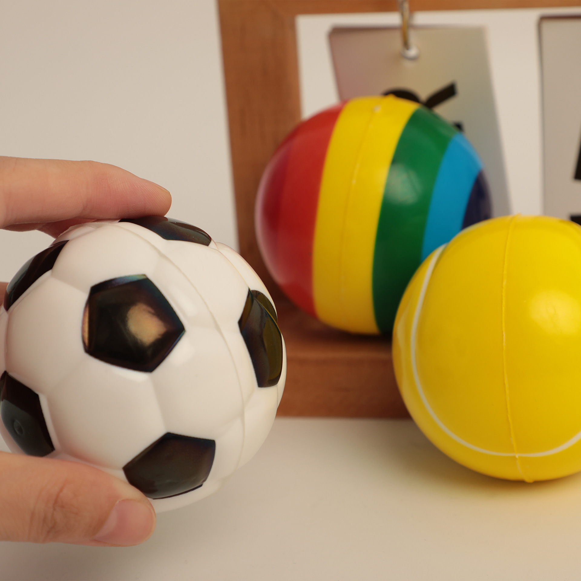 Pequeño libro rojo búsqueda caliente juguetes para niños paletas baloncesto fútbol juguete de bola elástica juguete de goma disponible al por menor disponible al por mayor Specification image
