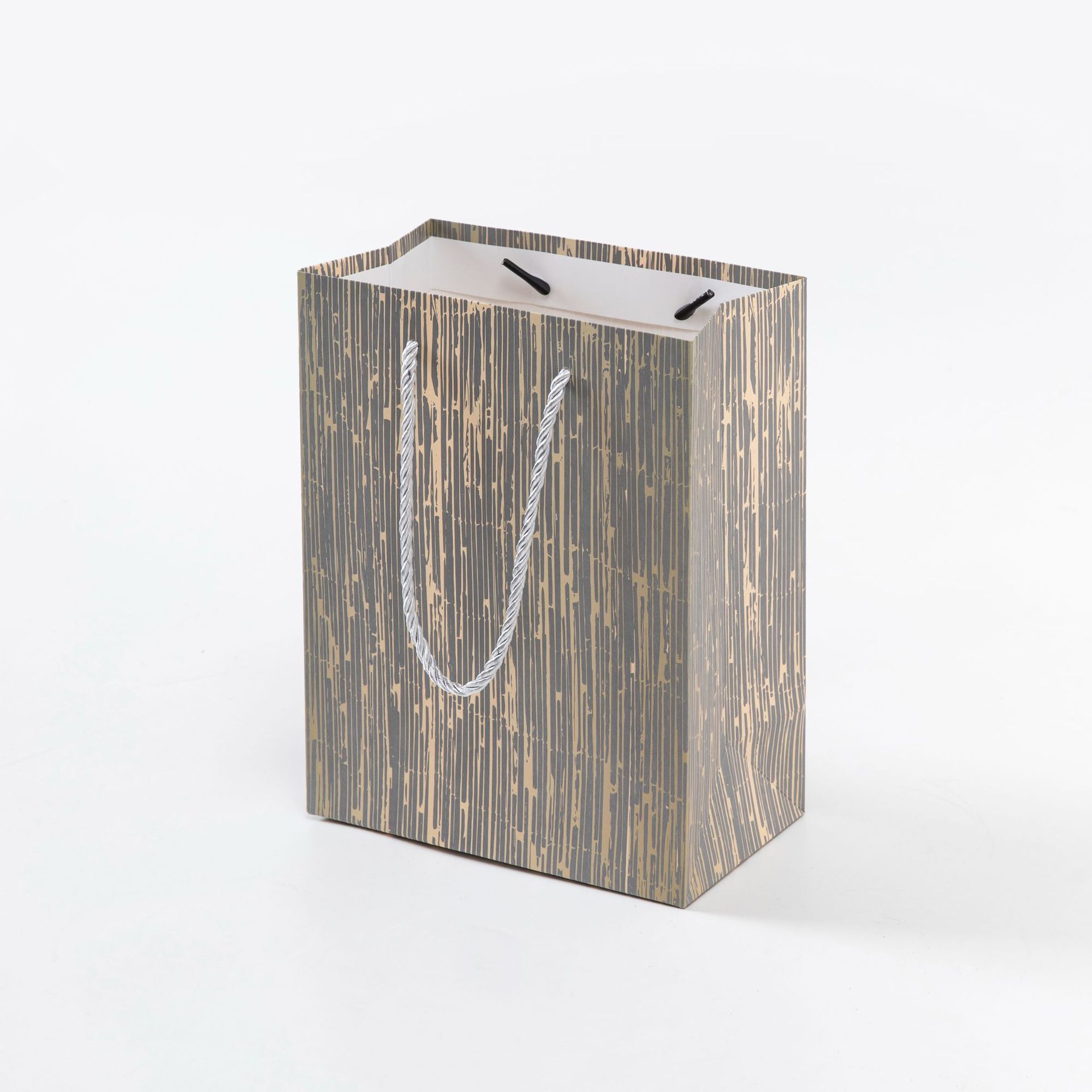 In-stock simple and high-end, colorful hand-held bags, silver-embossed gift packaging bags, clothing gift hand-held paper bags, wholesale paper bags, gift bags Application Scenario