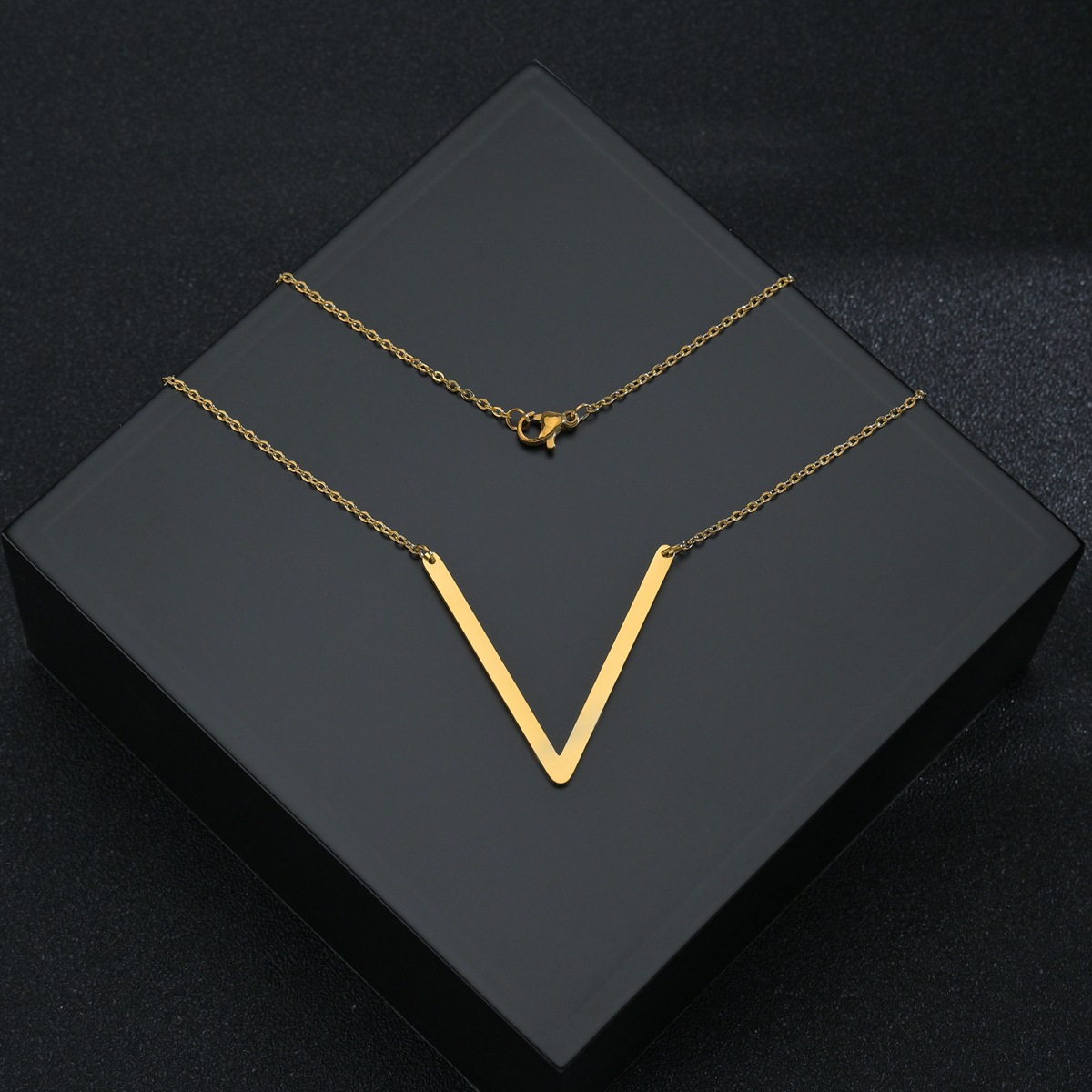 A popular cross-border supply of 26 English large letter necklaces for fashionable couple pendants in Europe and America, with one-piece consignment Specification image