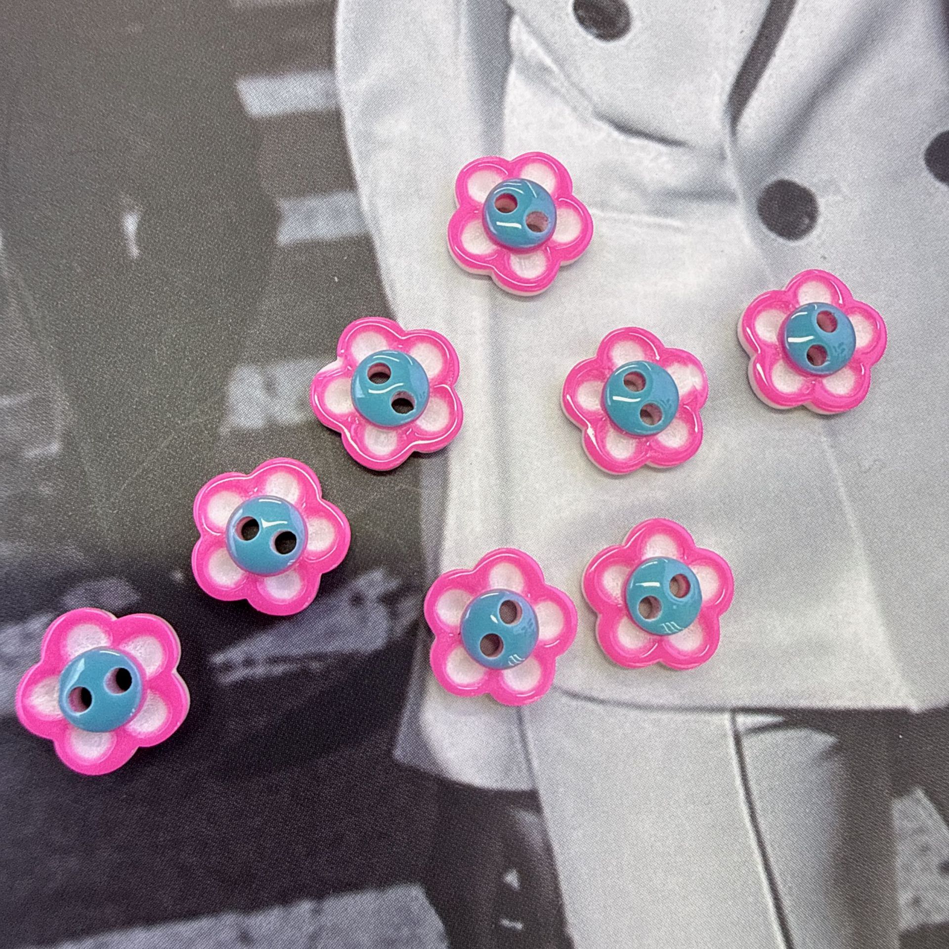 New two-eye and four-eye resin buttons, pink buttons, cute DIY handcrafted buttons, shirt, knitted sweater buttons Specification image
