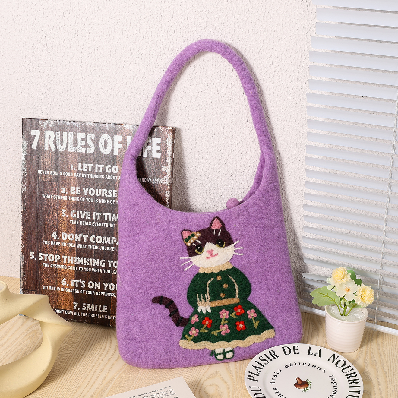 Nepalese handcrafted wool felt bags, cat handbags, three-dimensional round bucket bags, cartoon and cute girls' niche bags Application Scenario