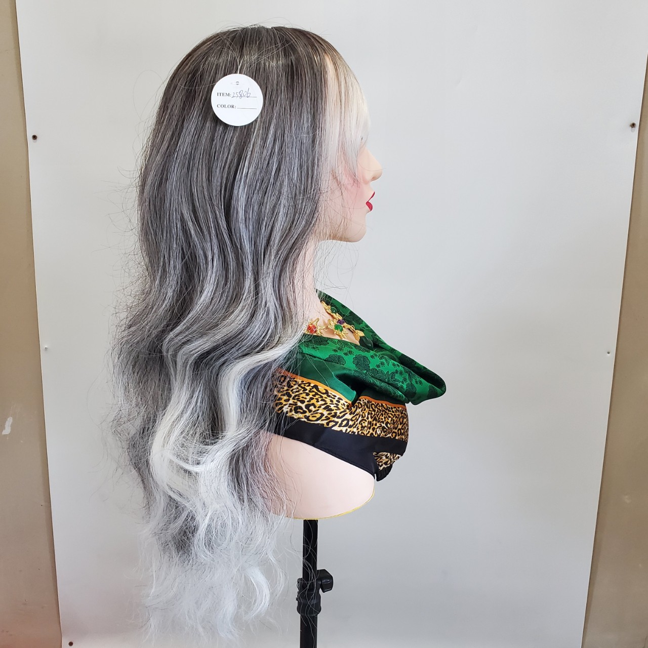 A wig for a woman with long curly hair, a figure-eight fringe, a middle-parted cosplay with small lace, a natural full side-swept fringe, and long curly hair Application Scenario