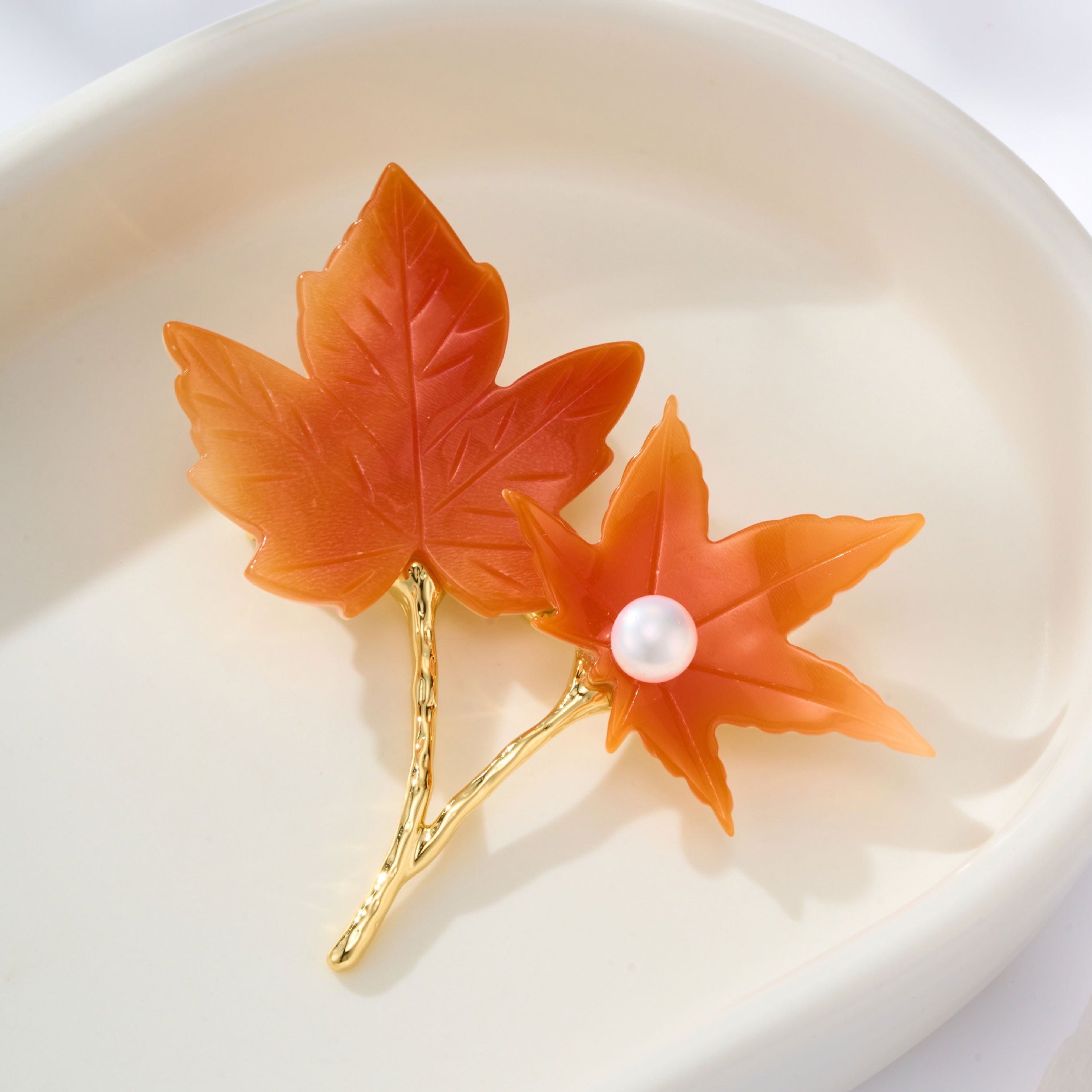The original factory's mother-of-pearl maple leaf brooch, copper alloy, real gold electroplated, freshwater pearl, high-end brooch, elegant clothing and accessories Application Scenario