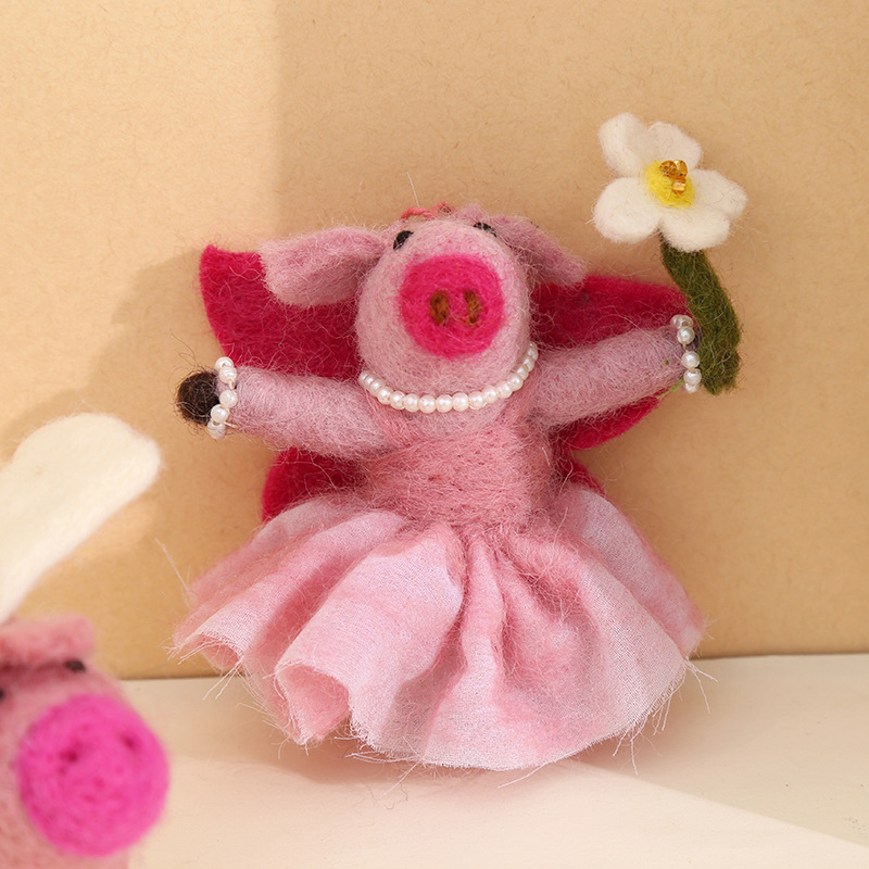 Little pig handmade wool felt pendant, cute flying pig plush doll, car keychain doll, gift pendant Specification image