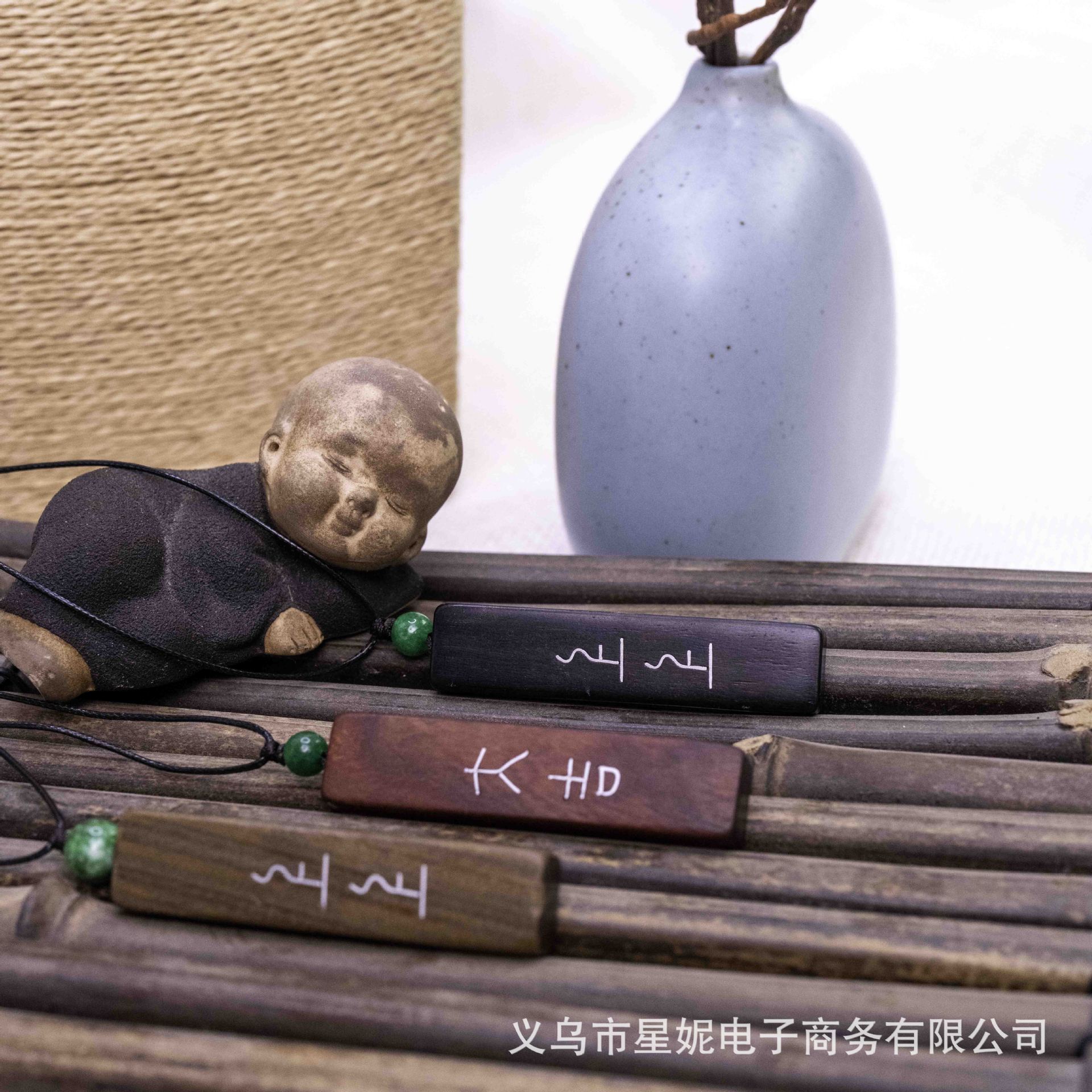A variety of decorative items, such as little monk figurines, wooden chopsticks, ceramic vases, wooden boxes, luminous bases, detachable gourds, wooden boats, and wooden beads, are combined as decorative items