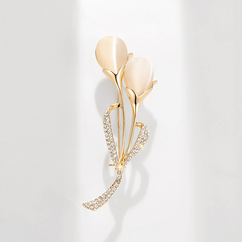 High-end cat's eye diamond-encrusted tulip crystal brooch, cute and unique Japanese-style narcissus brooch accessory, elegant corsage girl Application Scenario