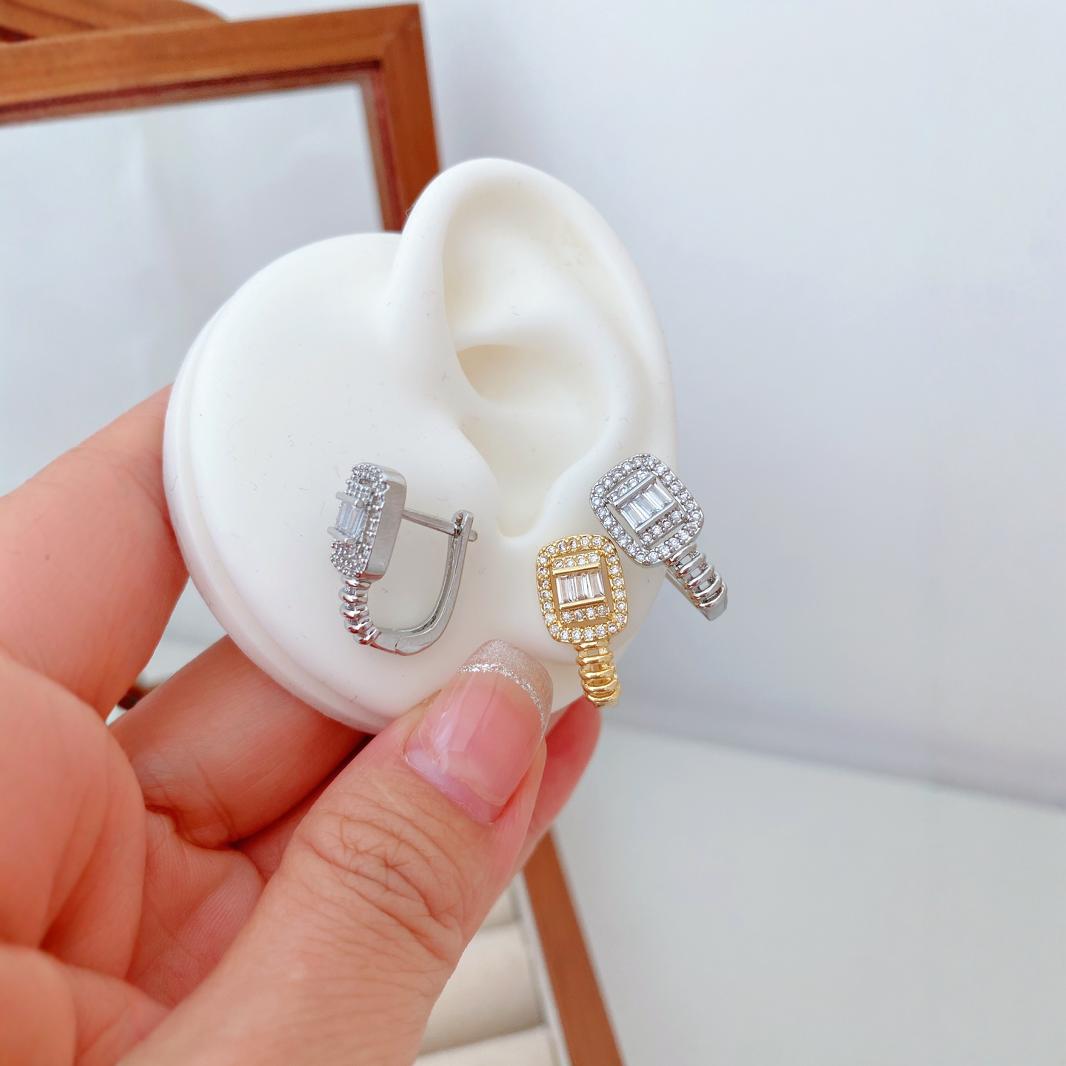 Cross-border creative European and American fashion open bracelet, ring, earrings, necklace set, 18K gold electroplated, fashionable and versatile style Application Scenario