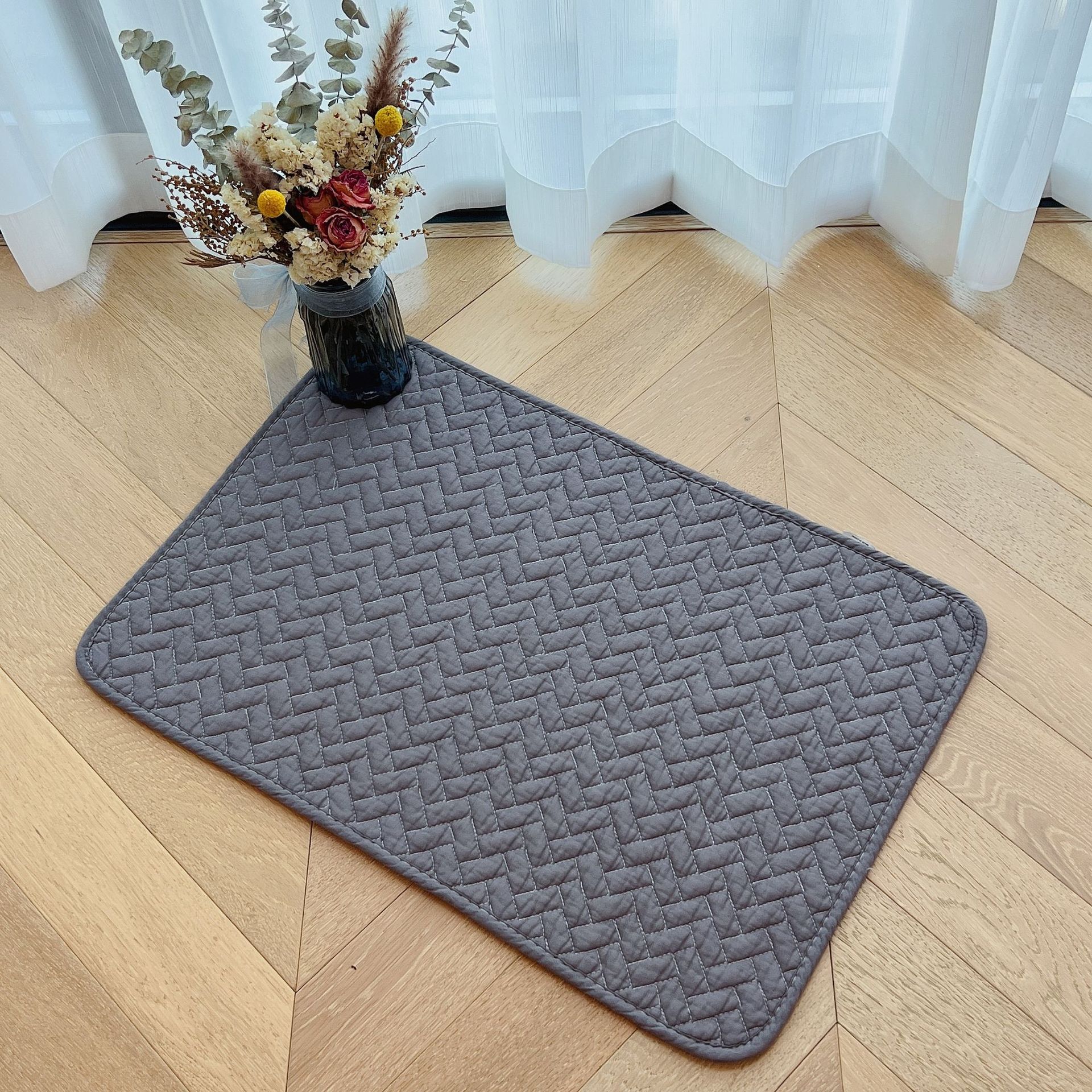 Plain pure cotton floor mat, quilted anti-slip mat, entrance bedroom floor mat, kitchen mat, pet mat, carpet anti-slip and silent Application Scenario