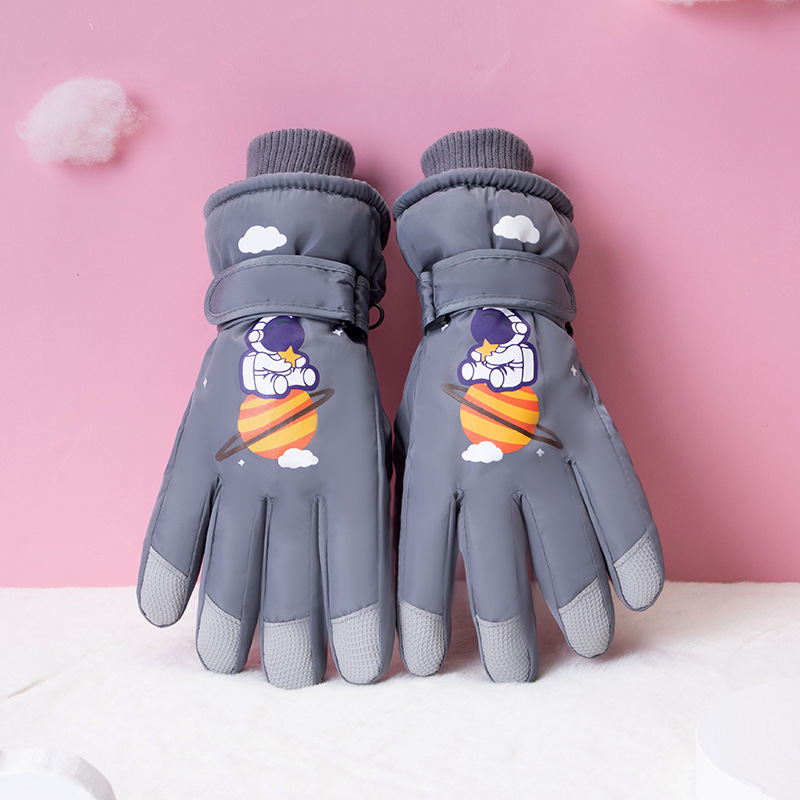 【BERTON OUTDOOOR】 Autumn and winter outdoor children's ski gloves with fleece and thickened warmth and anti-slip features, cartoon waterproof and cold-proof gloves for boys and girls Application Scenario