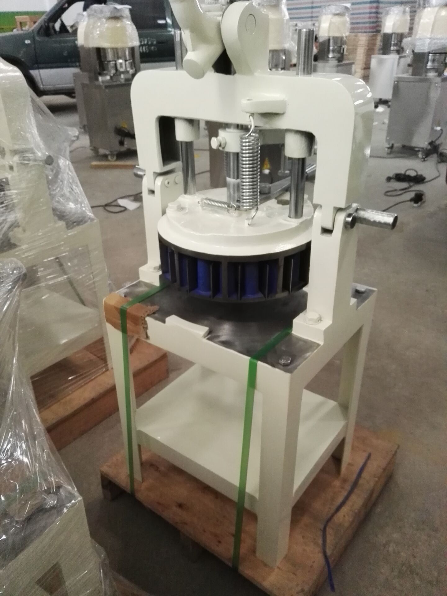 Manual dough sheeting machine, manual dough sheeting mechanical sheeting machine series