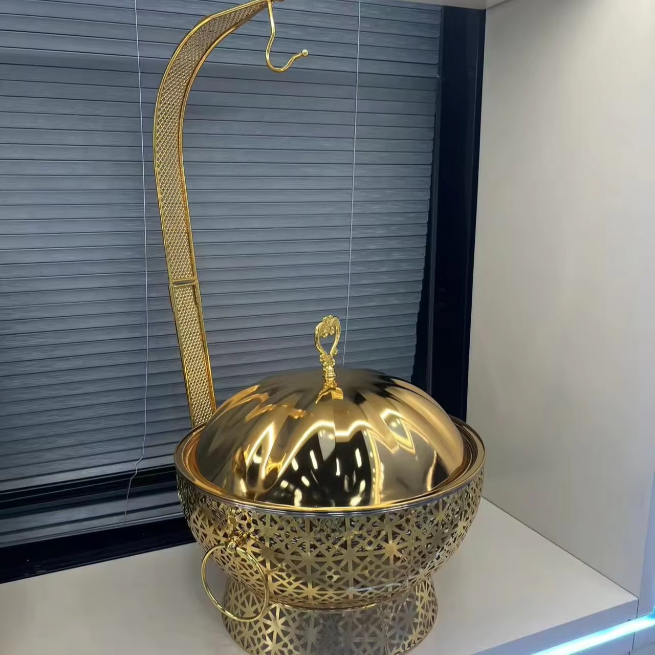Hot-selling Golden Round food heaters, luxury wedding party supplies, hotel and restaurant stainless steel hot pot buffet sets details Picture