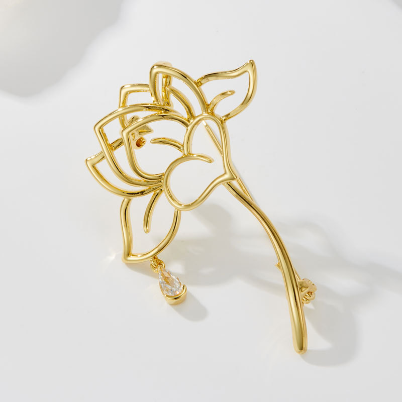 Luz lujo calado loto broche aleación de cobre oro real galvanoplastia circonitas colgante pin niche alto sentido vestimenta broche Application Scenario