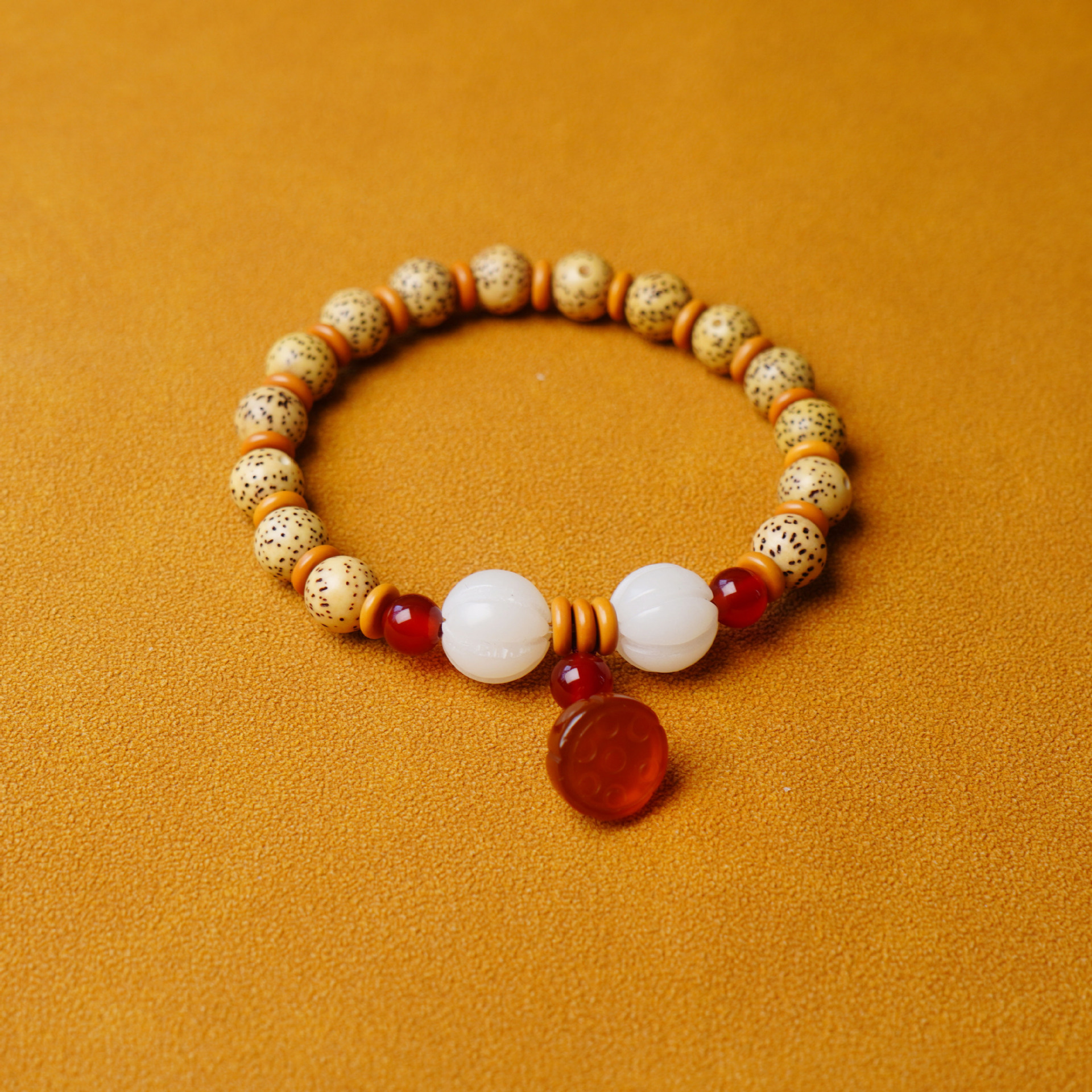 Natural Hainan chicken oil Yellow Star moon Bodhi bracelet Lotus pod Bodhi seed Buddhist Prayer bead bracelet, retro cultural and artistic accessories Application Scenario