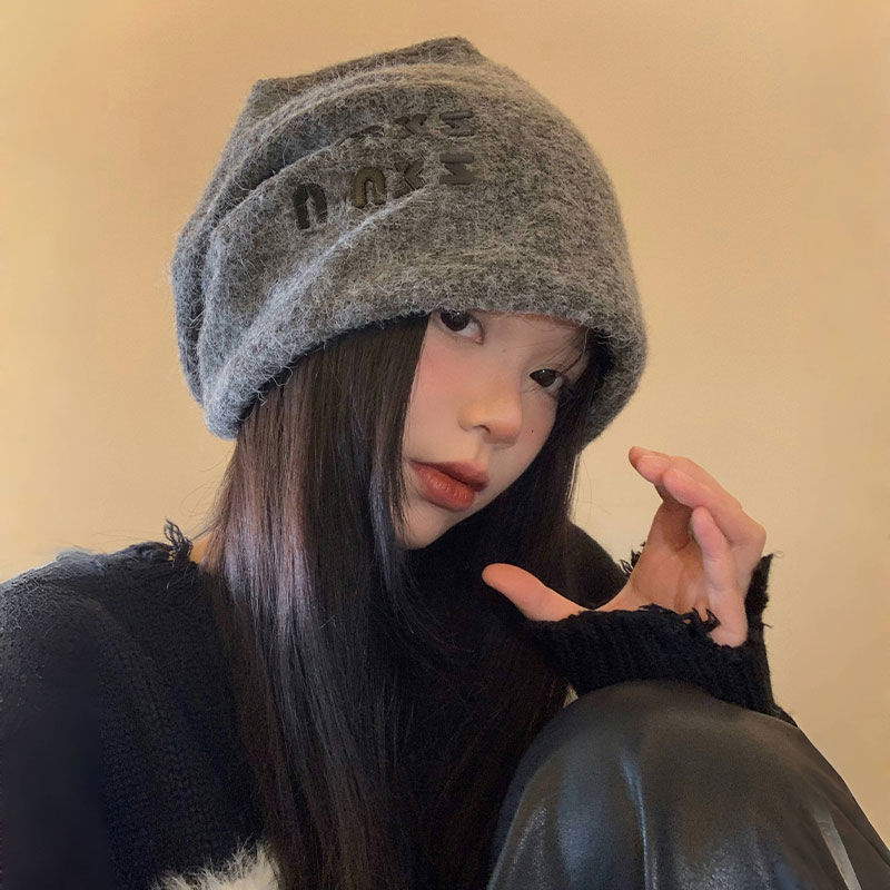 The laid-back grey pile hat is a versatile Japanese style for women in autumn and winter. It's a small cold hat with a big head and a warm headscarf