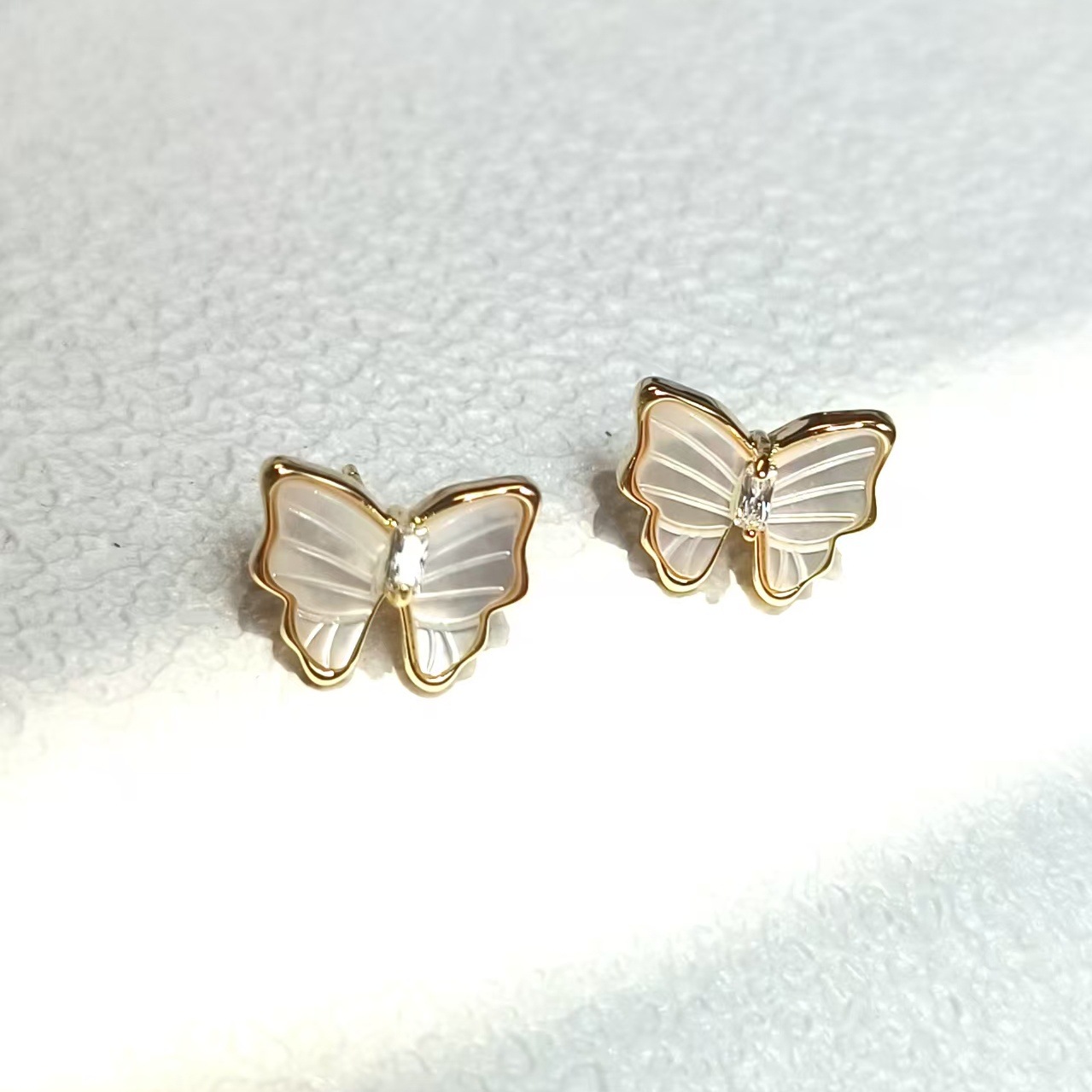 The dreamy butterfly stud earrings are small, simple, elegant, fresh and exquisite. They are high-end and simple blue Specification drawing