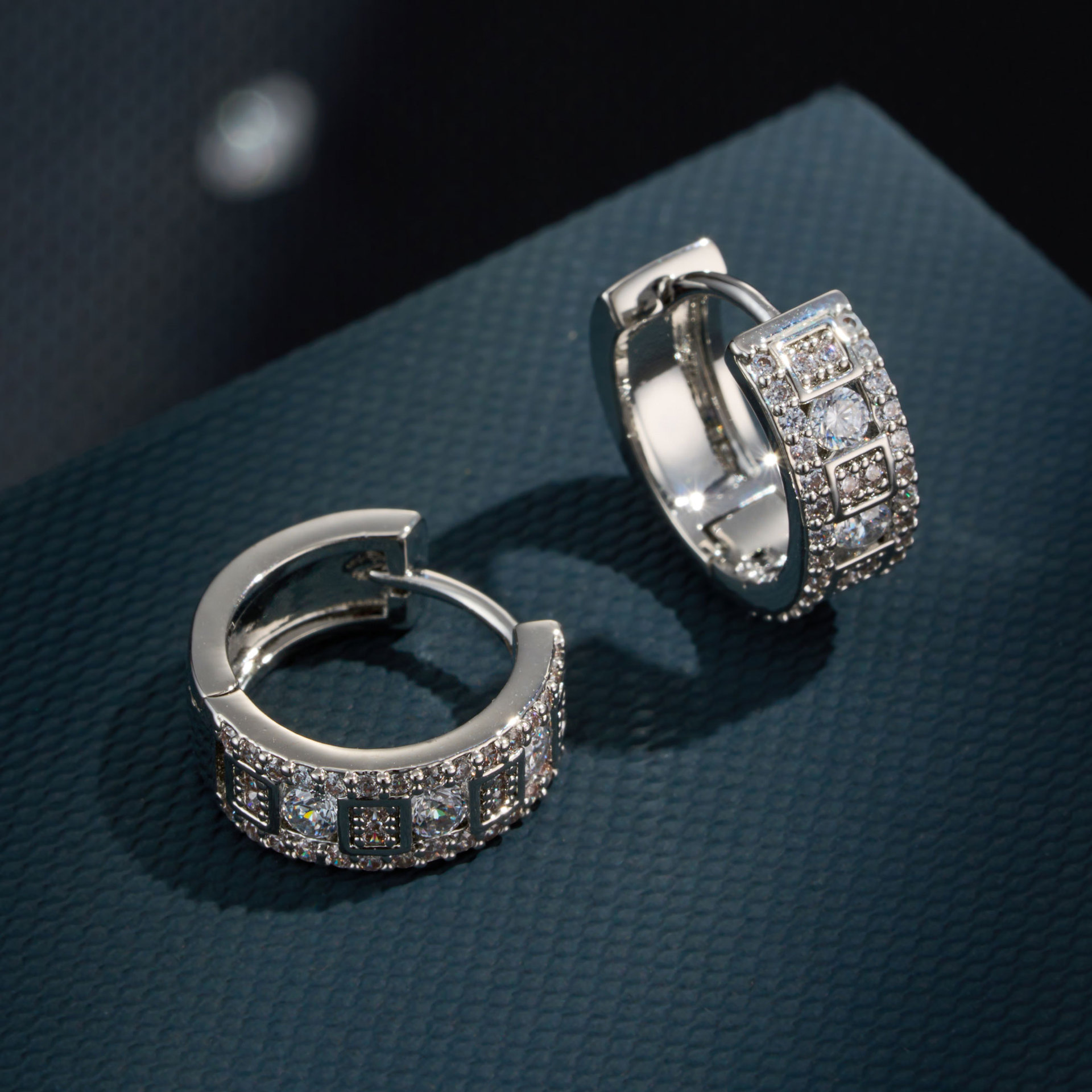 Light luxury, niche wide square checkered earrings ring, copper alloy, real gold electroplated, slightly inlaid with zirconium, high-end women's earrings Application Scenario