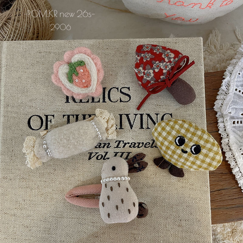New Korean-style cartoon bear hair clips for autumn and winter, handcrafted fabric children's side fringed bangs clips, cute side clips for girls Application Scenario