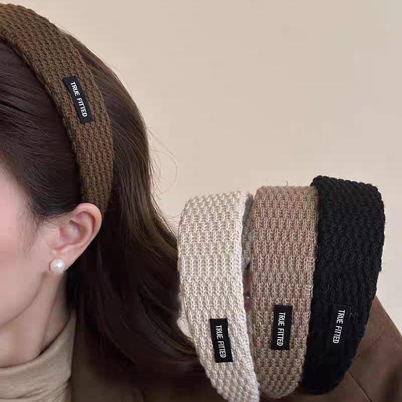 The 2025 new knitted woolen hairband is a retro women's wide-edge headband with a stylish look. It can be worn on the outside for daily use as a hair clip and hair accessory The 2025 new knitted woolen hairband is a retro women's wide-edge headband with a stylish look. It can be worn on the outside for daily use as a hair clip and hair accessory