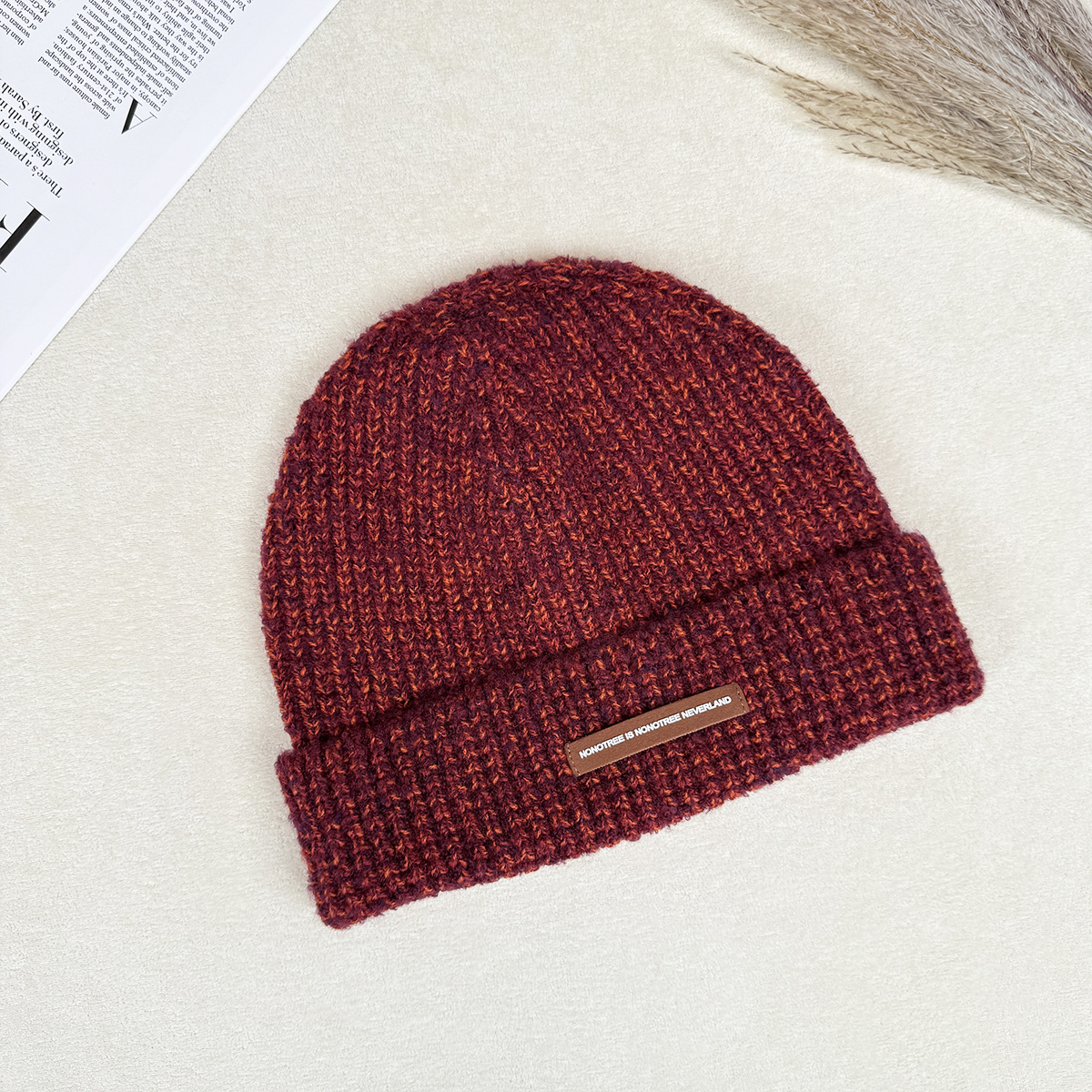 The large-head leather label woolen cap is a simple winter letter knitted cap that is versatile and can make your face look good. It is small, thick, soft and soft, and can keep your head warm Specification image