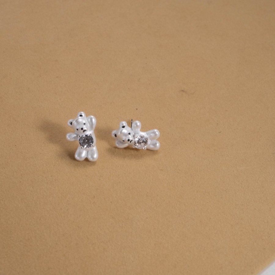 New sweet and cool pearlescent white bear asymmetrical earrings and stud earrings, fashionable and elegant earrings, 925 silver needle earrings, light luxury full figure