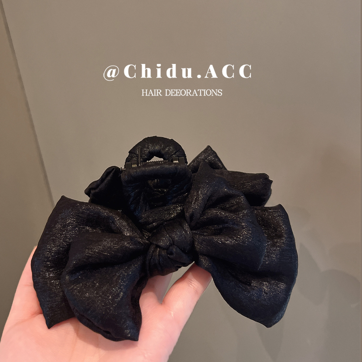 French lustrous satin bow clip for women's high-end style 2025 new shark clip hair clip for the back of the head Specification image