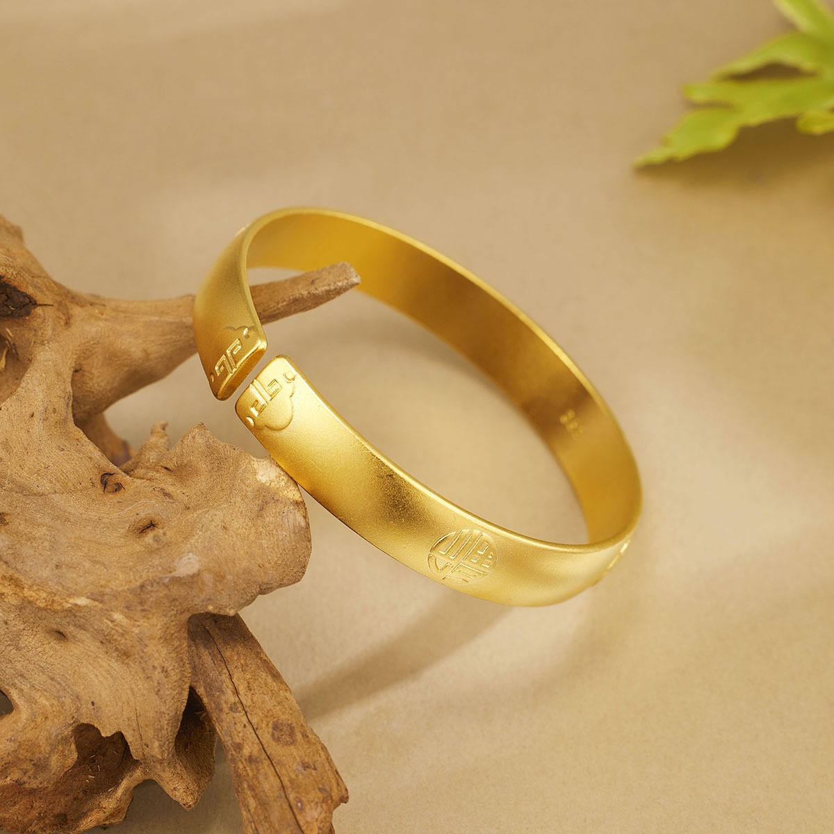 This is a classic plain ring sand gold bracelet of the same style as the golden big fortune. It is gold-plated with copper and does not fade for a long time. It is a simulated auspicious open bracelet Application Scenario