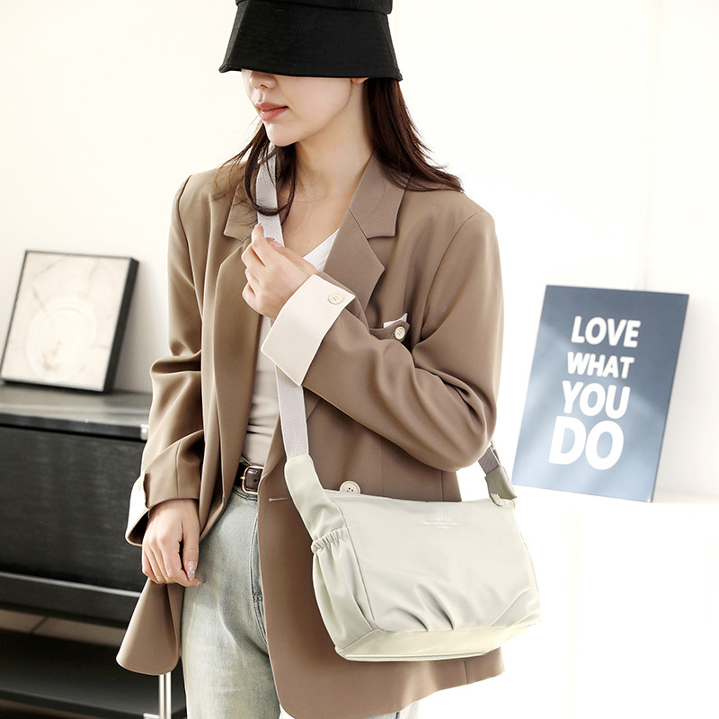 New foreign trade women's small square bag solid color crossbody bag, women's casual water-repellent nylon bag Specification image
