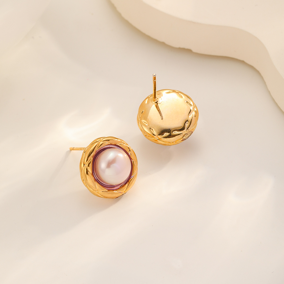 Nasha Cross-border Exclusive freshwater pearl check stud earrings for women, retro diamond-shaped check light luxury earrings, versatile earrings Application Scenario