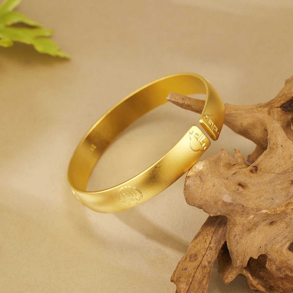 This is a classic plain ring sand gold bracelet of the same style as the golden big fortune. It is gold-plated with copper and does not fade for a long time. It is a simulated auspicious open bracelet Specification image