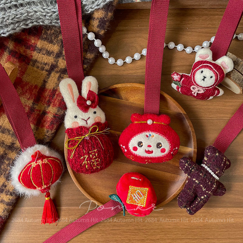 New Korean-style red cartoon fabric children's accessories, hand-held clothing and accessories, New Year bag accessories, women's red festive plush pendants, rabbit bear Daruma Apple-shaped cute New Year decorations, and adorable pendants Specification image