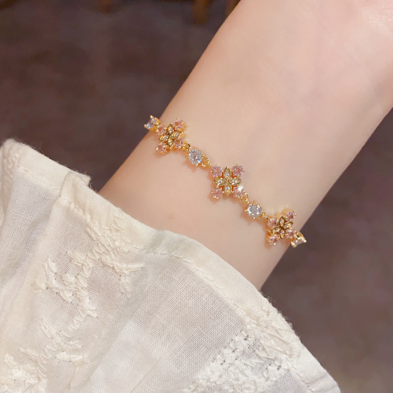 The new summer fashion, light luxury and high-end pink diamond four-leaf flower pull-out bracelet is a delicate, versatile and super dazzling accessory for women Specification image
