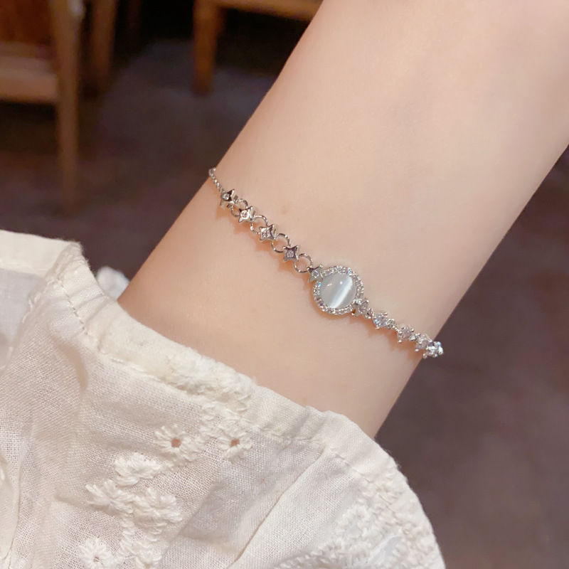 Korean-style, fashionable and simple diamond-encrusted cat's eye stone circular bracelet, personalized, light luxury, versatile and high-end jewelry wholesale Application Scenario