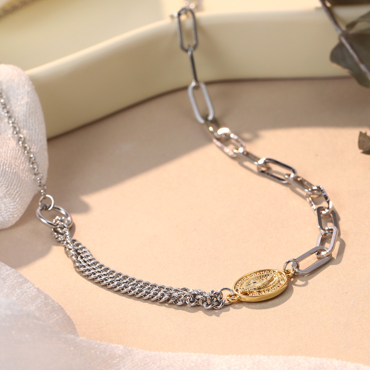 European and American metal round coin human figure necklace, elegant collarbone chain, individual fish, light luxury, 2025 necklace sweater chain trend Specification image