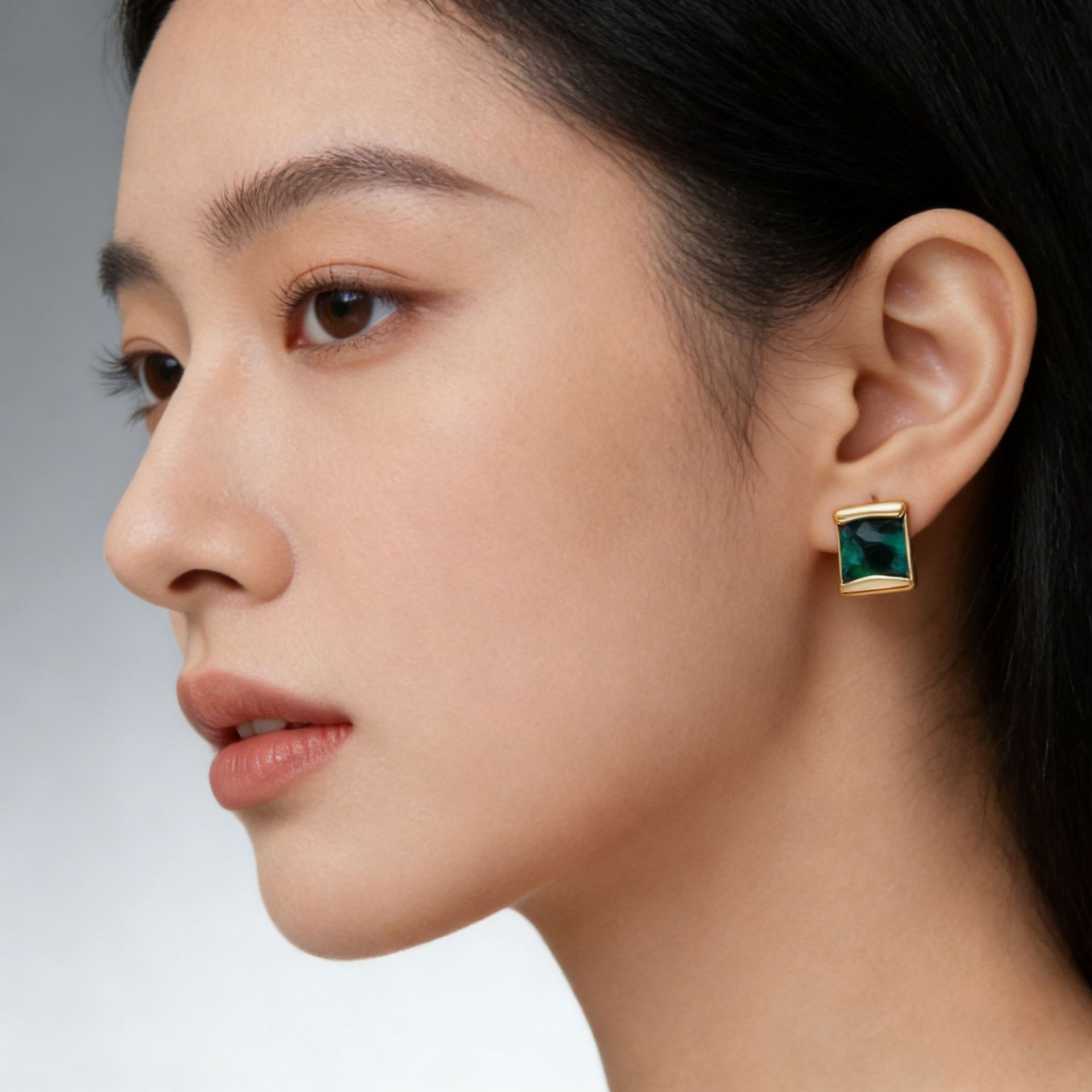 Hyacinth's light luxury, retro and high-end green earrings, women's niche geometric square stud earrings, fashionable, individual, elegant and versatile earrings Specification image