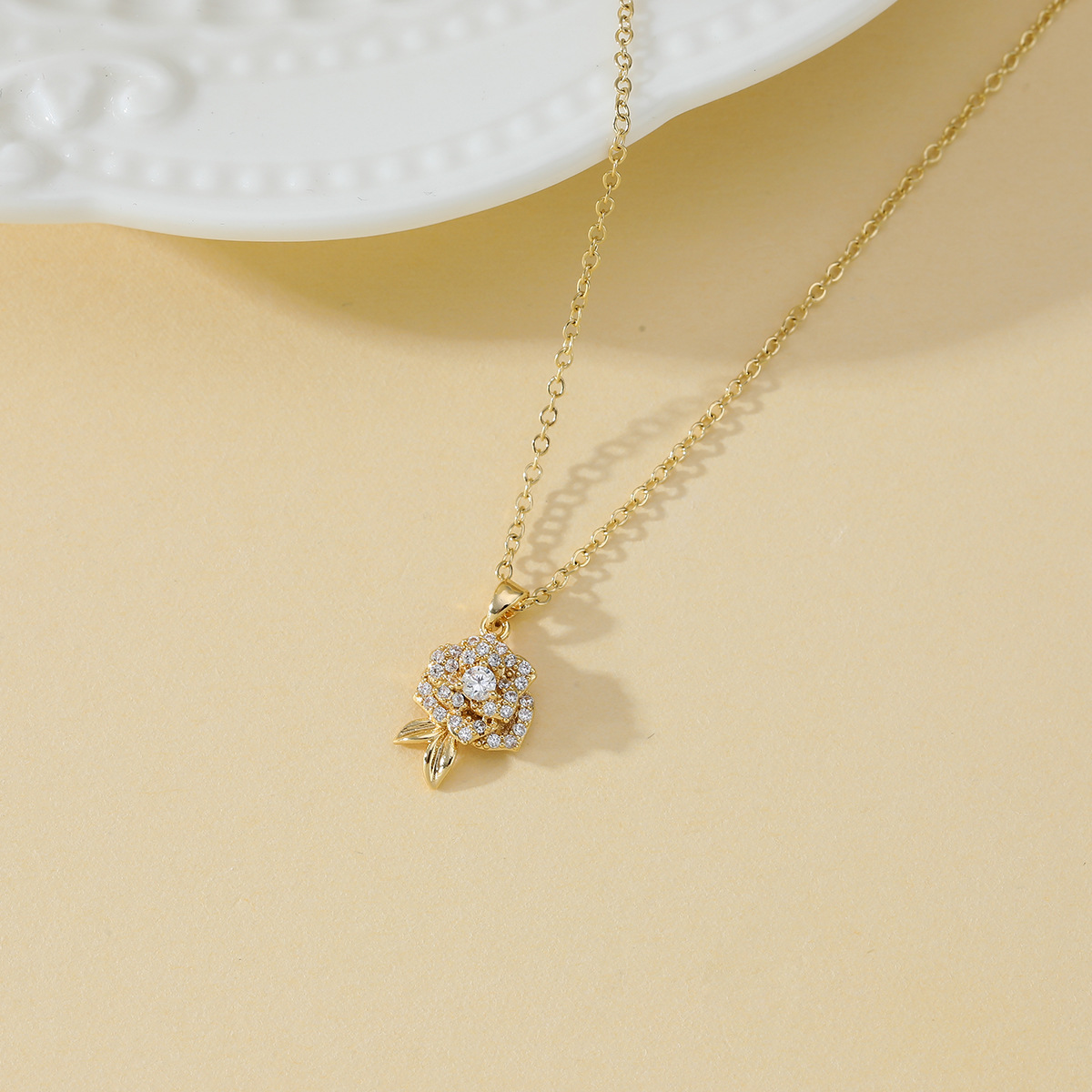 New genuine gold electroplated micro-inlaid zirconium elegant rose necklace for women's collarbone chain, new versatile accessory for women full figure