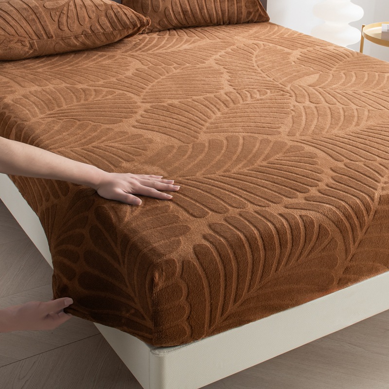 The 2025 new warm fleece dense carved milk fleece mattress cover is a cross-border popular bestseller and a mattress protection cover Application Scenario