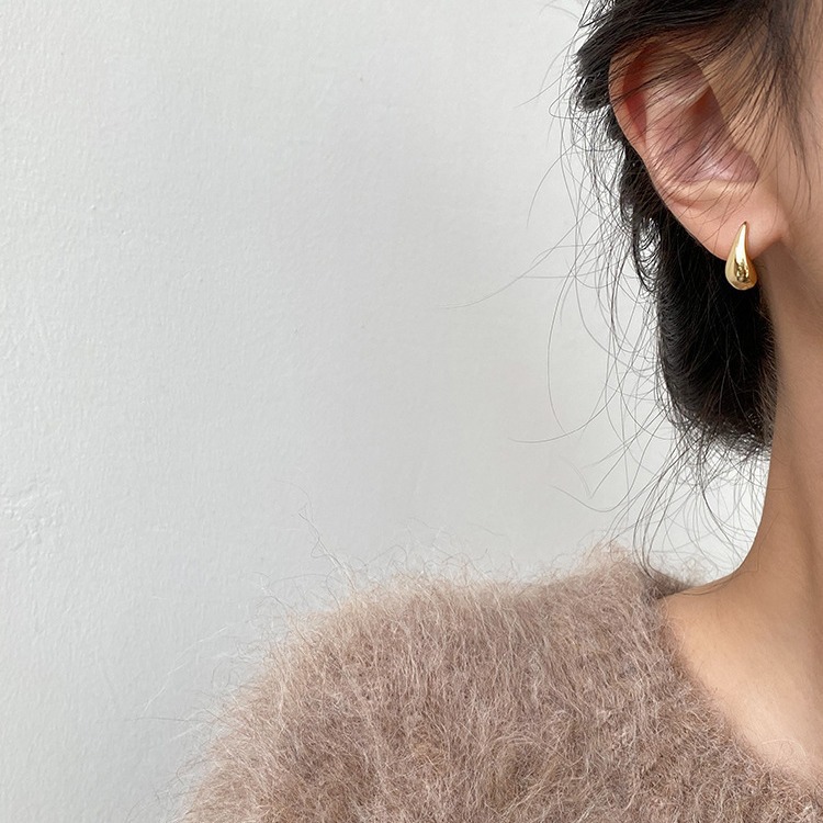 This two-color spliced teardrop earring is a unique and niche design for women. It features personalized stud earrings that are versatile and simple for commuting Application Scenario
