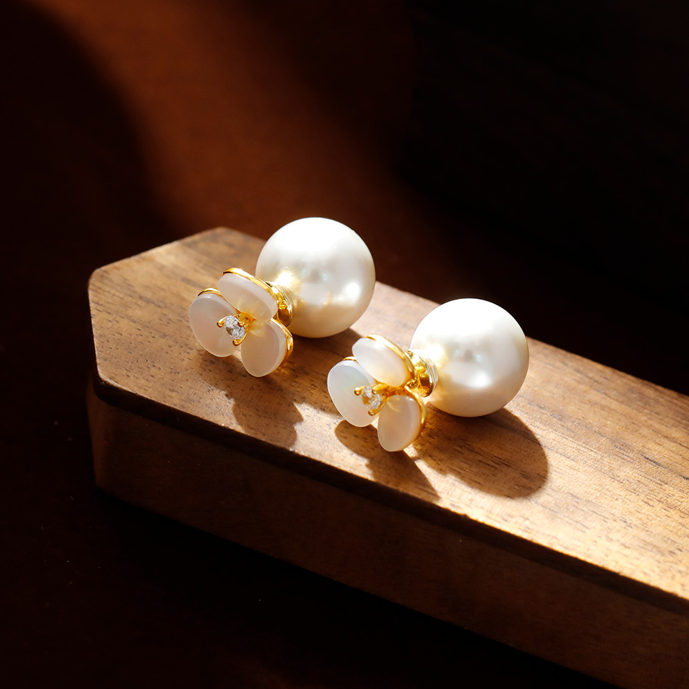 Hyacinth fresh and delicate flower stud earrings, a dual-wear, niche and high-end style, summer versatile and fashionable pearl new trendy earrings for women Application Scenario