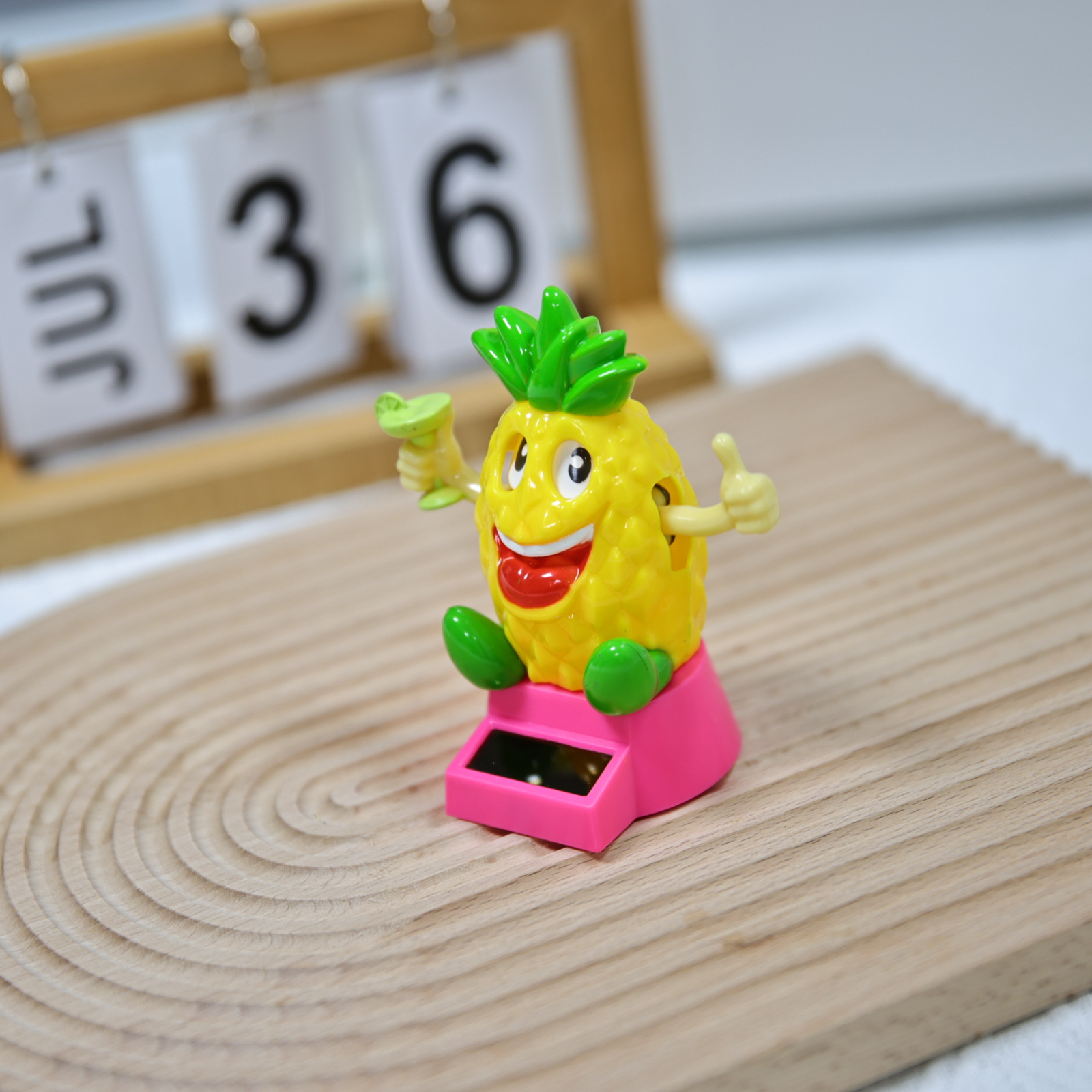 Factory direct sales of solar automatic rocker car ornaments, Halloween gifts, pineapple ghost ornaments Specification image