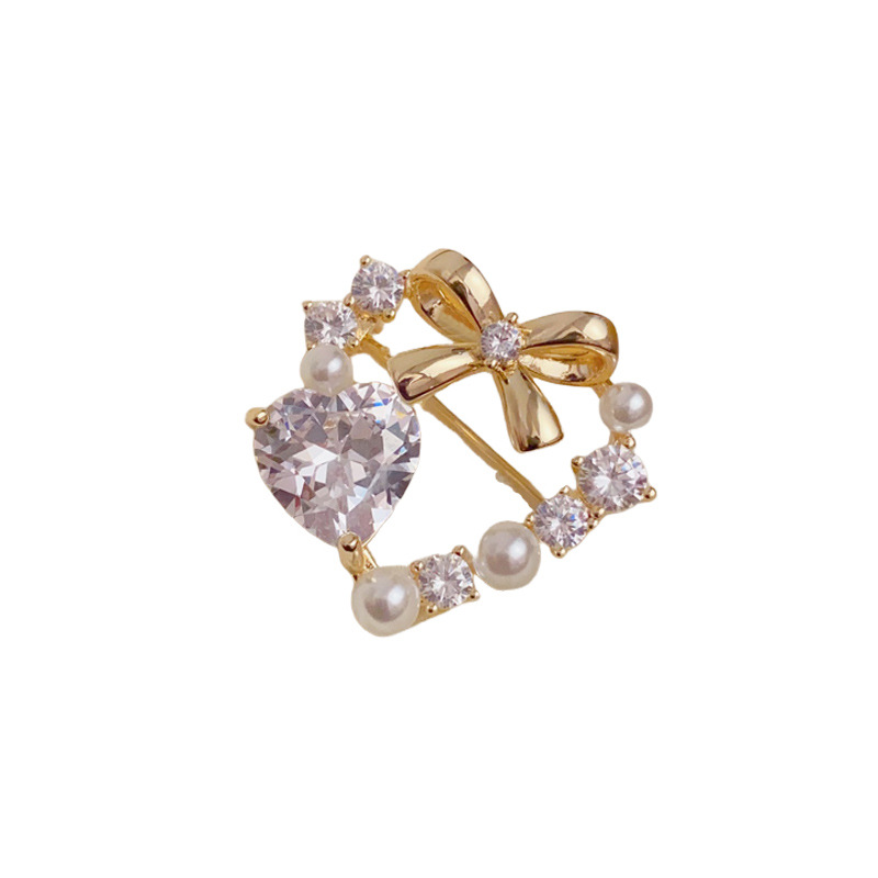 Wholesale of cross-border light luxury, versatile, super dazzling bow, full diamond heart brooch, high-end and fashionable accessories Application Scenario
