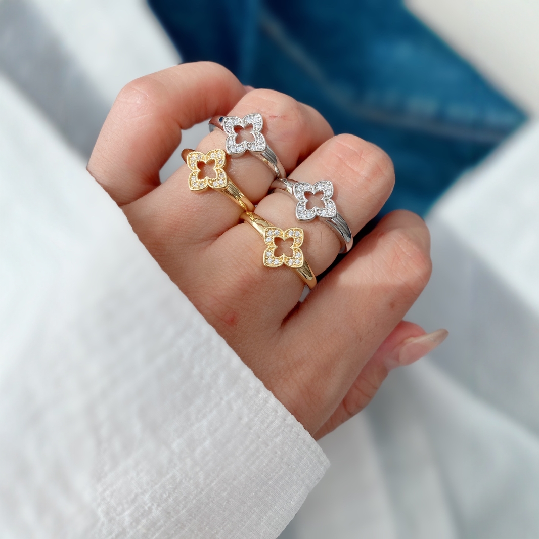 This retro C-shaped bracelet with an INS style from Europe and America is simple and versatile. It is a copper-plated real gold bracelet with an adjustable opening Application Scenario