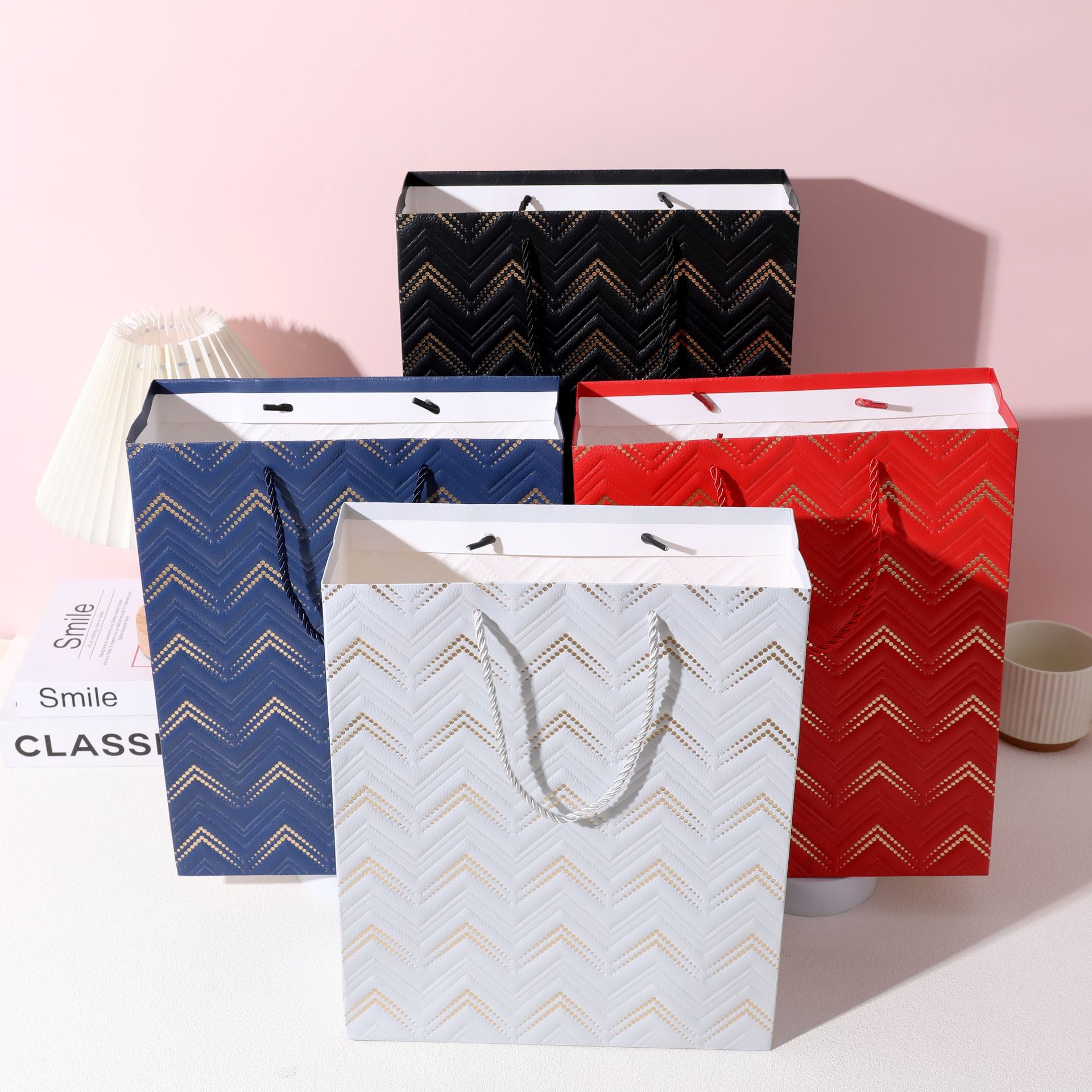 彩色印刷礼品袋高级感白卡手提袋节日派对礼物包装袋伴手礼品袋子