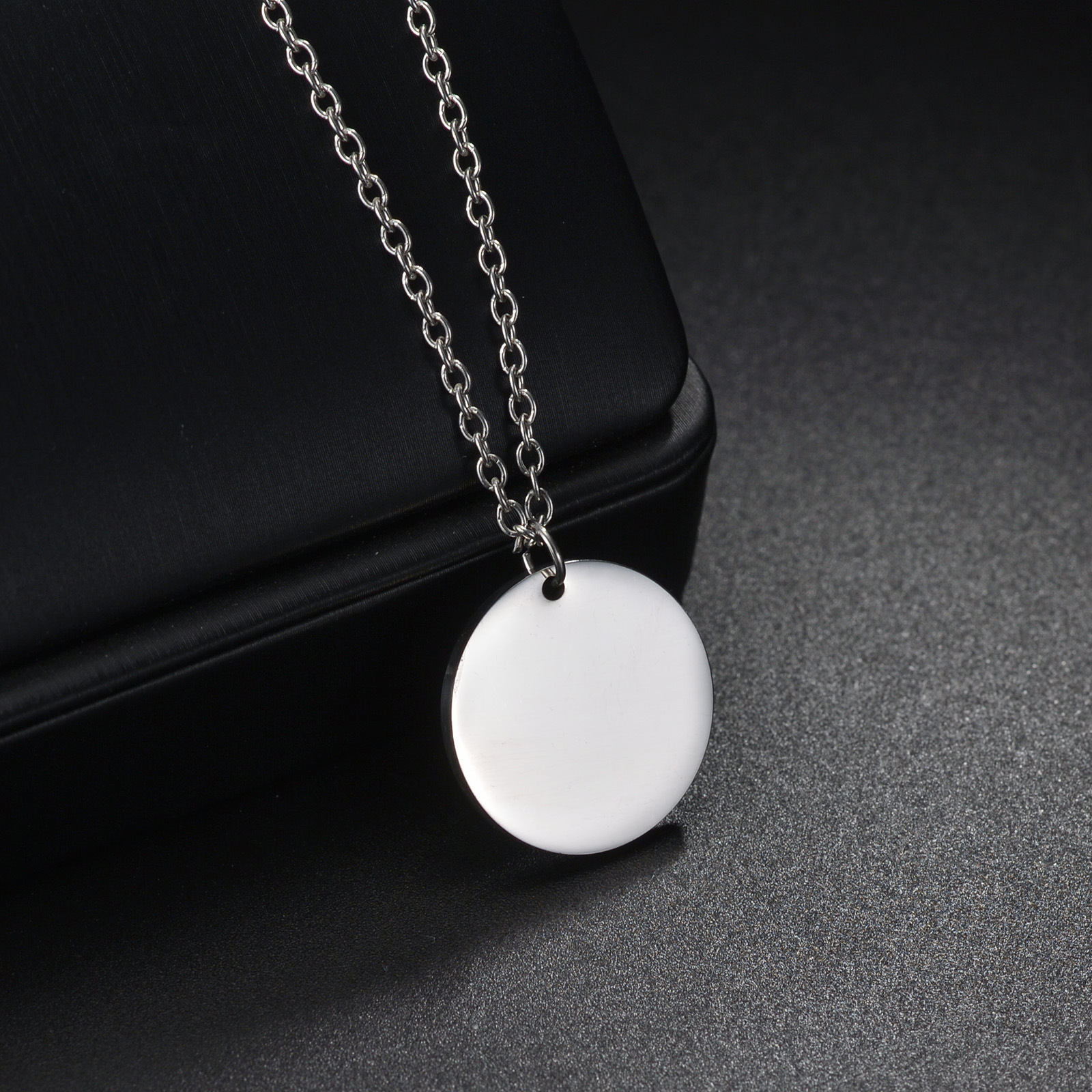 2024 European and American popular fashion simple pendant stainless steel O-shaped women's necklace with laser LOGO Application Scenario