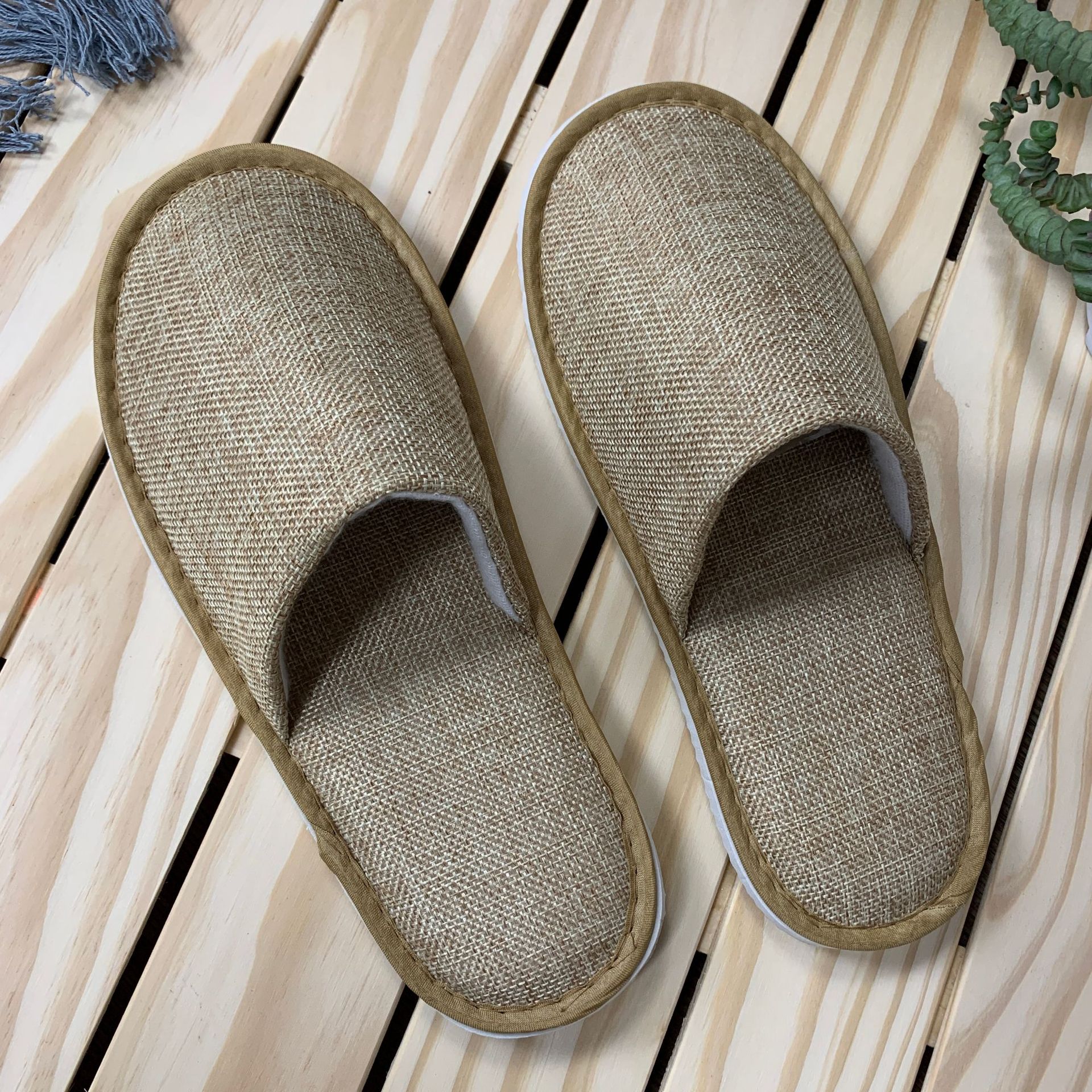 Artículos de hotel 5 estrellas hotel desechable zapatillas homestay hospitalidad antideslizante engrosado algodón paño zapatillas fabricante al por mayor details Picture